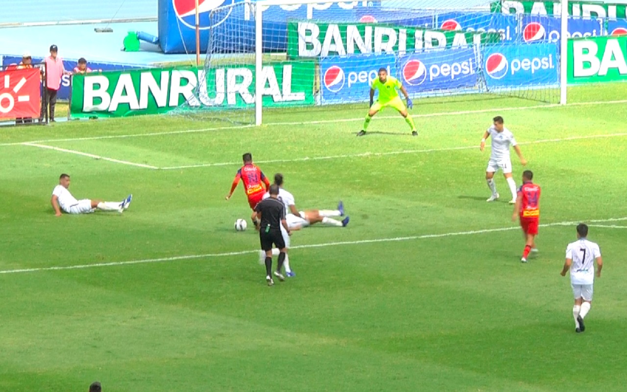 Alejandro Díaz se lleva a cinco rivales cremas, en una de las jugadas del Clásico 310. (Foto Prensa Libre: Luis López)