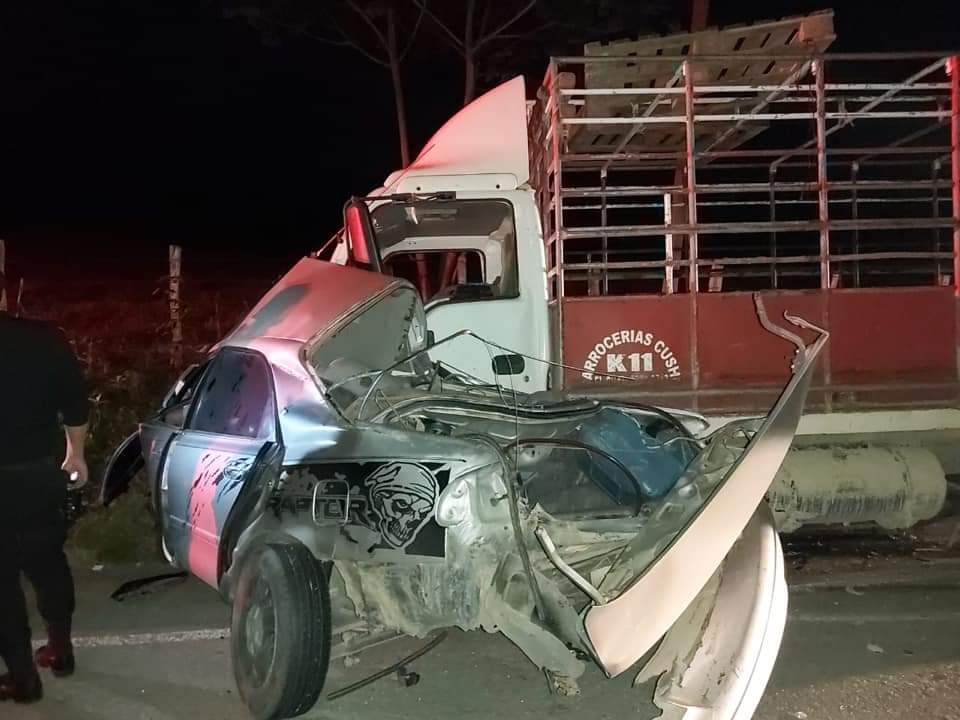Dos ocupantes de un automóvil murieron durante un choque en Petén. (Foto Prensa Libre)
