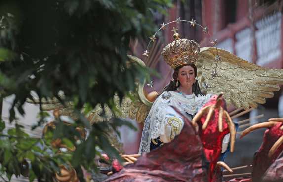 La Virgen sale de la iglesia y enfila sobre el Paso de la Sexta Avenida, zona 1. Foto Prensa Libre: Óscar Rivas