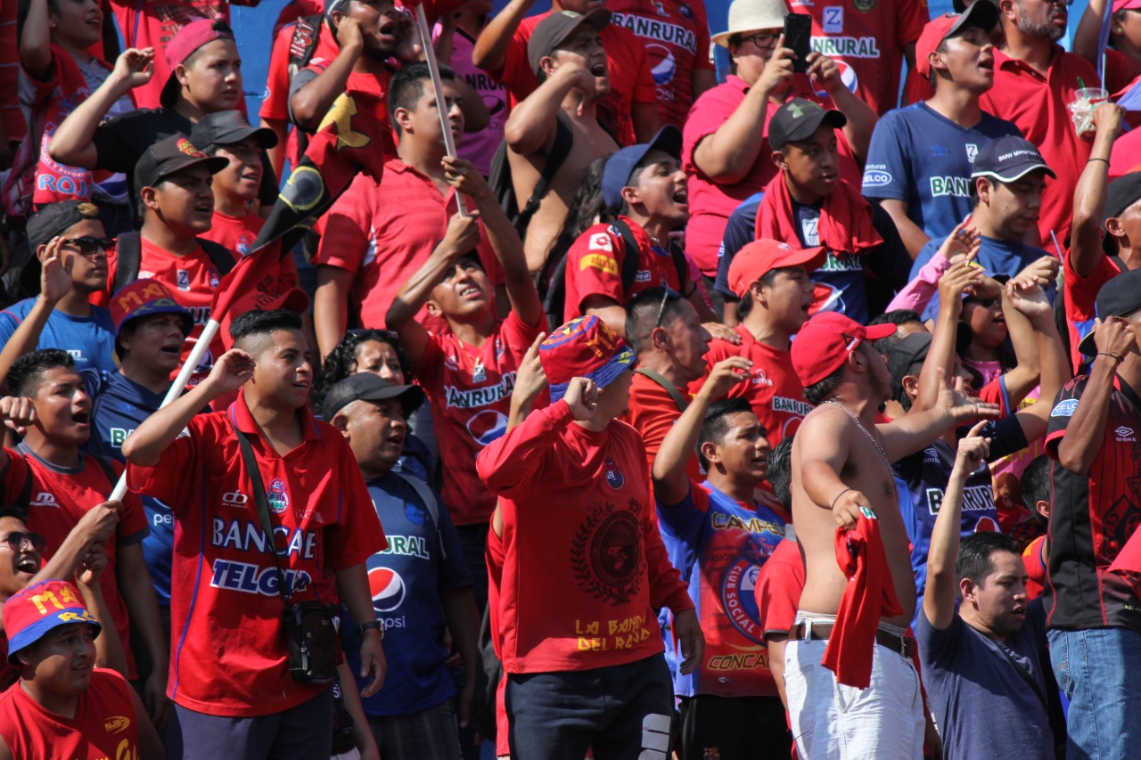 Los aficionados rojos disfrutaron de su equipo en el Manuel Felipe Carrera. Municipal fue el mejor equipo de local. (Foto Prensa Libre: Luis López)
