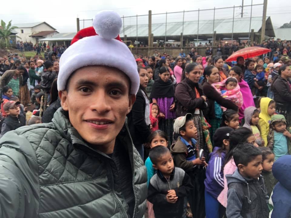 Mario Pacay entrega regalos a los niños de la comunidad San Pablo Xucaneb