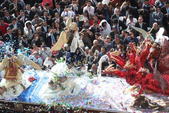 A su paso frente a Catedral Metropolitana, cientos de personas buscaron ver a la Virgen de la Inmaculada Concepción. Foto Prensa Libre: Óscar Rivas