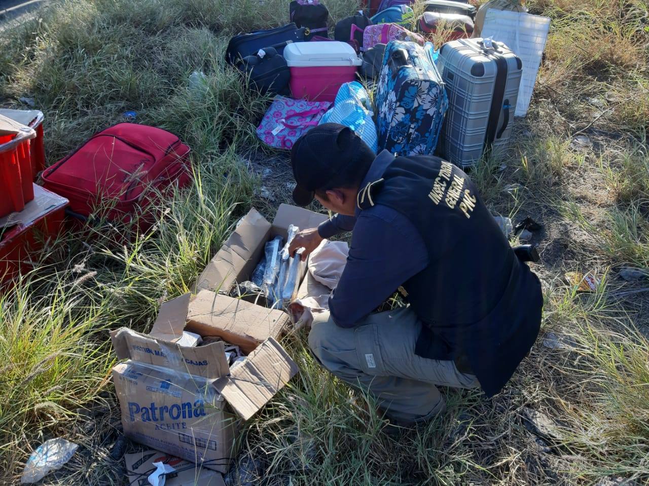 Un agente de la Inspectoría General de la PNC revisa lo incautado. (Foto Prensa Libre: PNC).