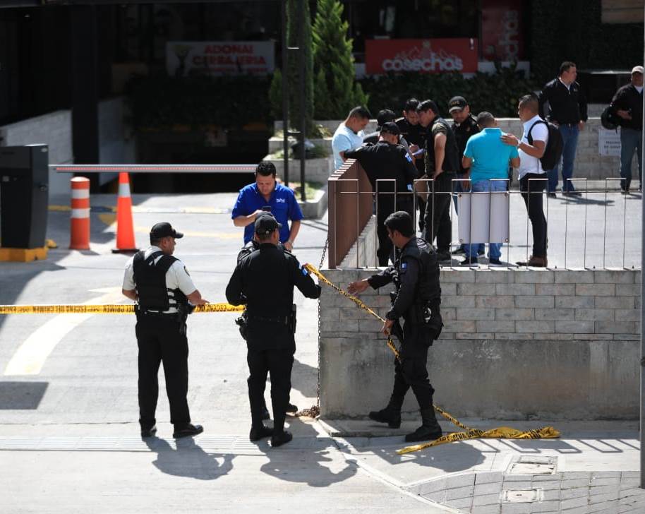 Agentes de la PNC resguardan un centro comercial en la zona 10, donde se generó una alerta por un supuesto asalto. (Foto Prensa Libre: Carlos Ovalle)