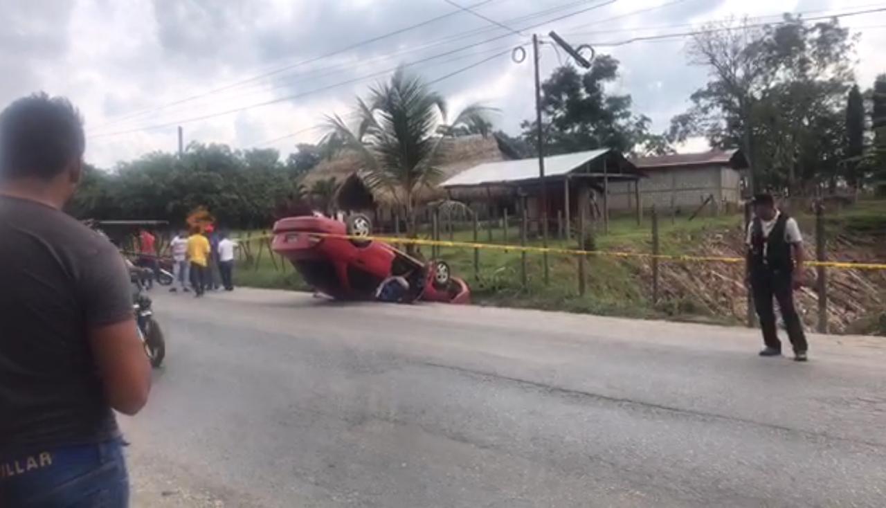 Un hombre aún no identificado fue ultimado a balazos en el kilómetro 200, Los Amates, Izabal. (Foto Prensa Libre: Dony Stewart)