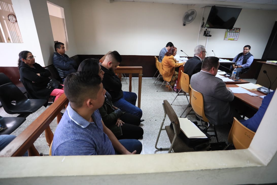Los tres implicados y sus familiares escuchan la confirmación del juez del Tribunal Segundo de repetir el juicio. (Foto Prensa Libre: Carlos Hernández) 