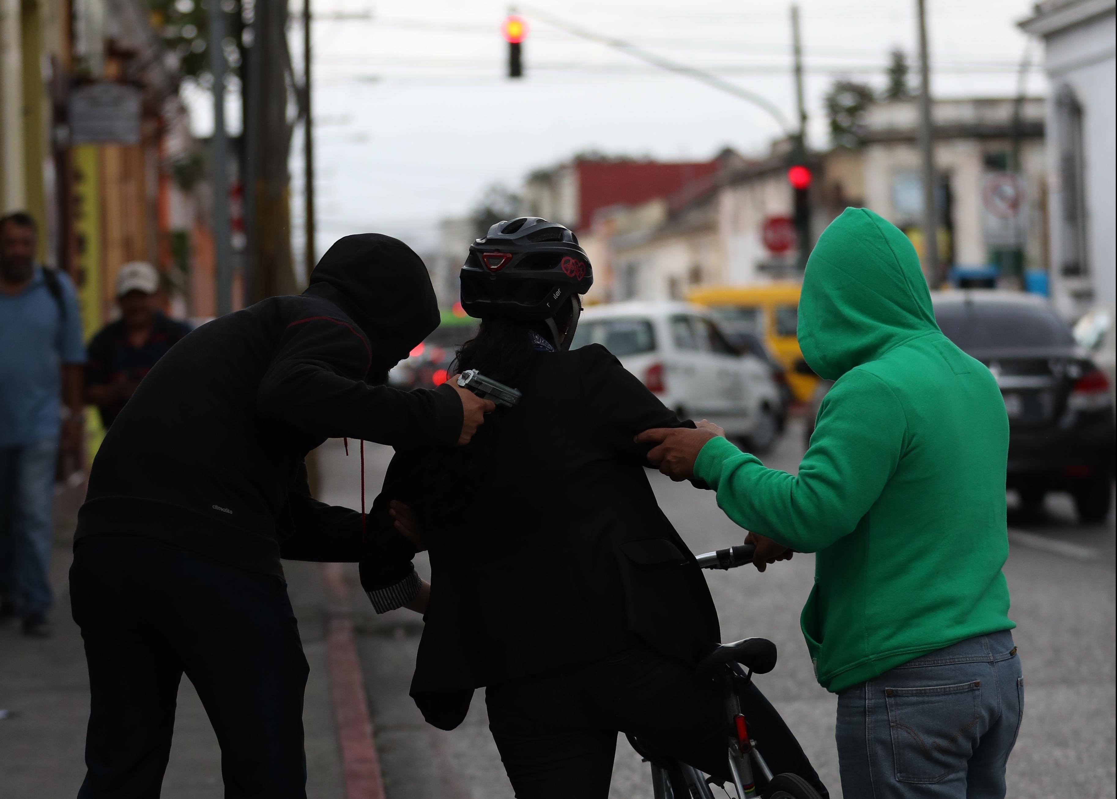 Ciclistas denuncian que los asaltos a mano armada en la ciudad y en la montaña van en incremento. Foto Prensa Libre: Kenneth Cruz.