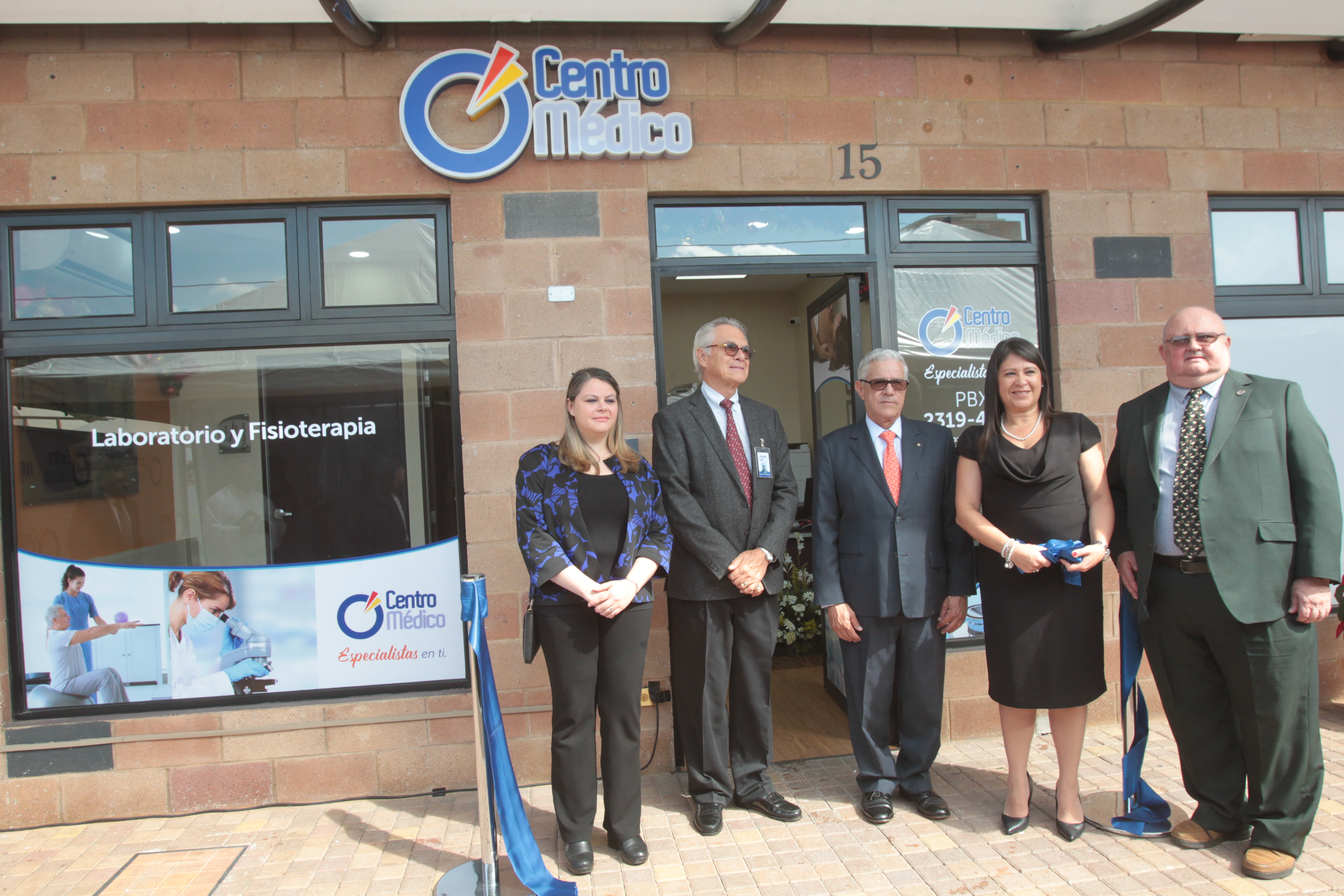 Directivos de Centro Médico en el acto de inauguración del nuevo laboratorio en Condado Naranjo. (Foto Prensa Libre: Norvin Mendoza)