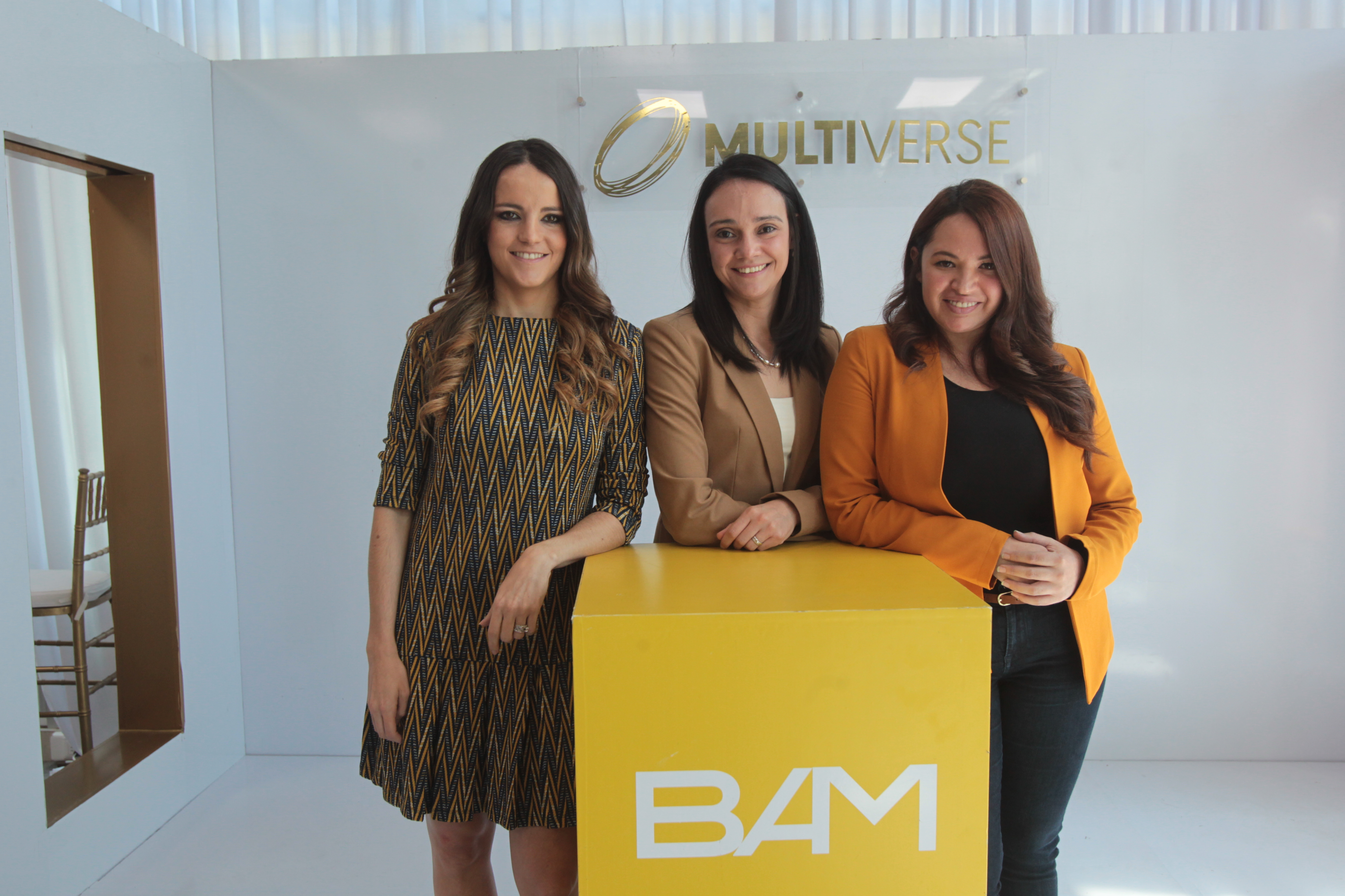 Rocío Pinto, de Multiverse, Gaby Rivas de BAM y Alma Mejía de Seed by Ey, en la presentación del programa de apoyo a emprendedores. (Foto Prensa Libre: Norvin Mendoza)