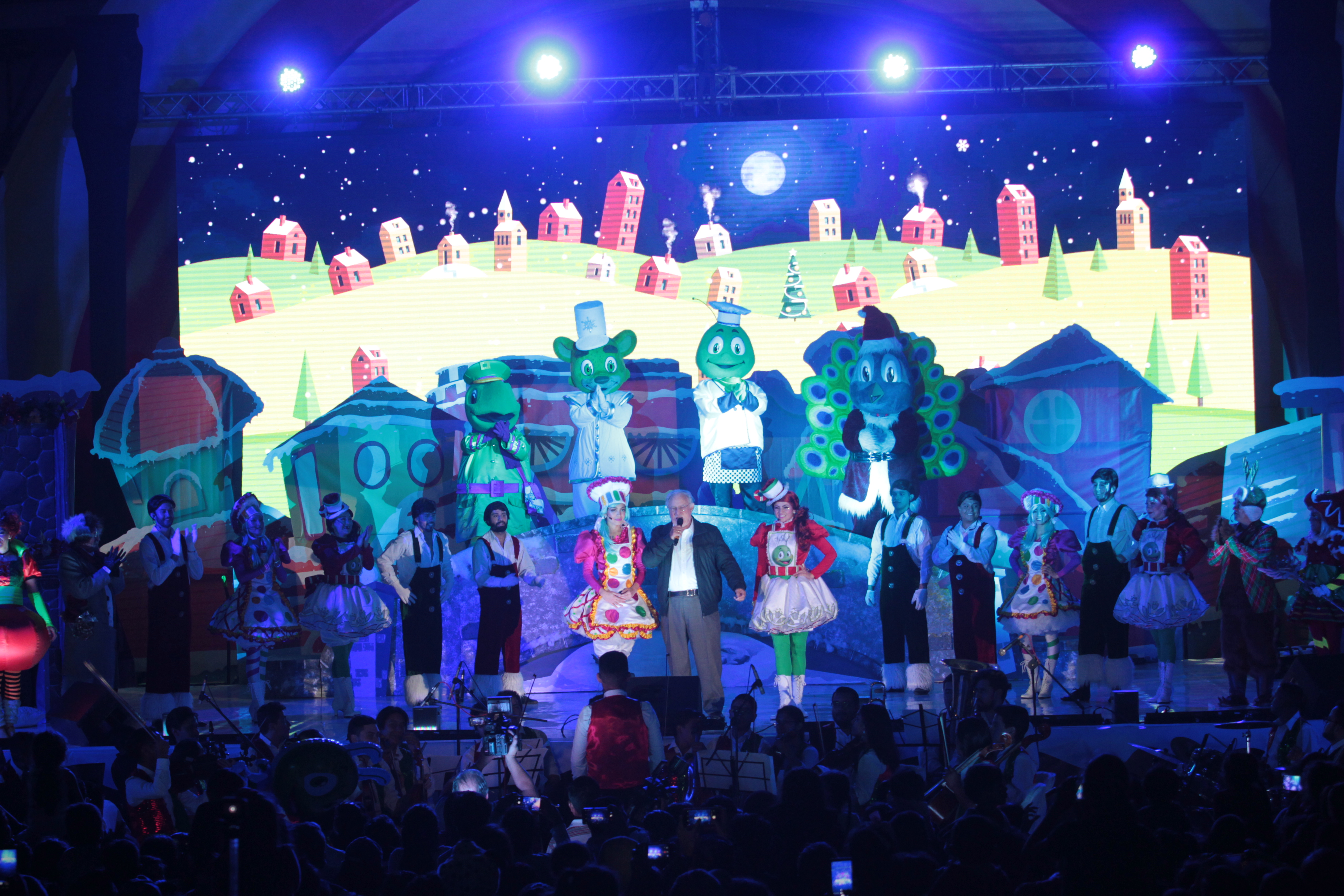 Don Ricardo Castillo Sinibaldi, presidente de la junta directiva del Instituto de Recreación de los Trabajadores de la Empresa Privada de Guatemala – IRTRA- inauguró la temporada navideña. (Foto Prensa Libre: Norvin Mendoza)