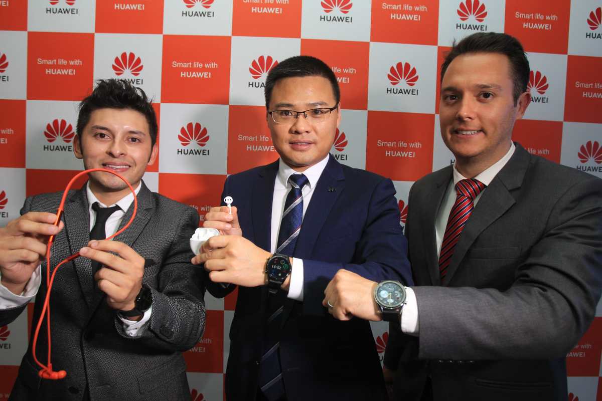 Ejecutivos de Huawei Guatemala muestran los nuevos accesorios. Foto Prensa Libre: Norvin Mendoza