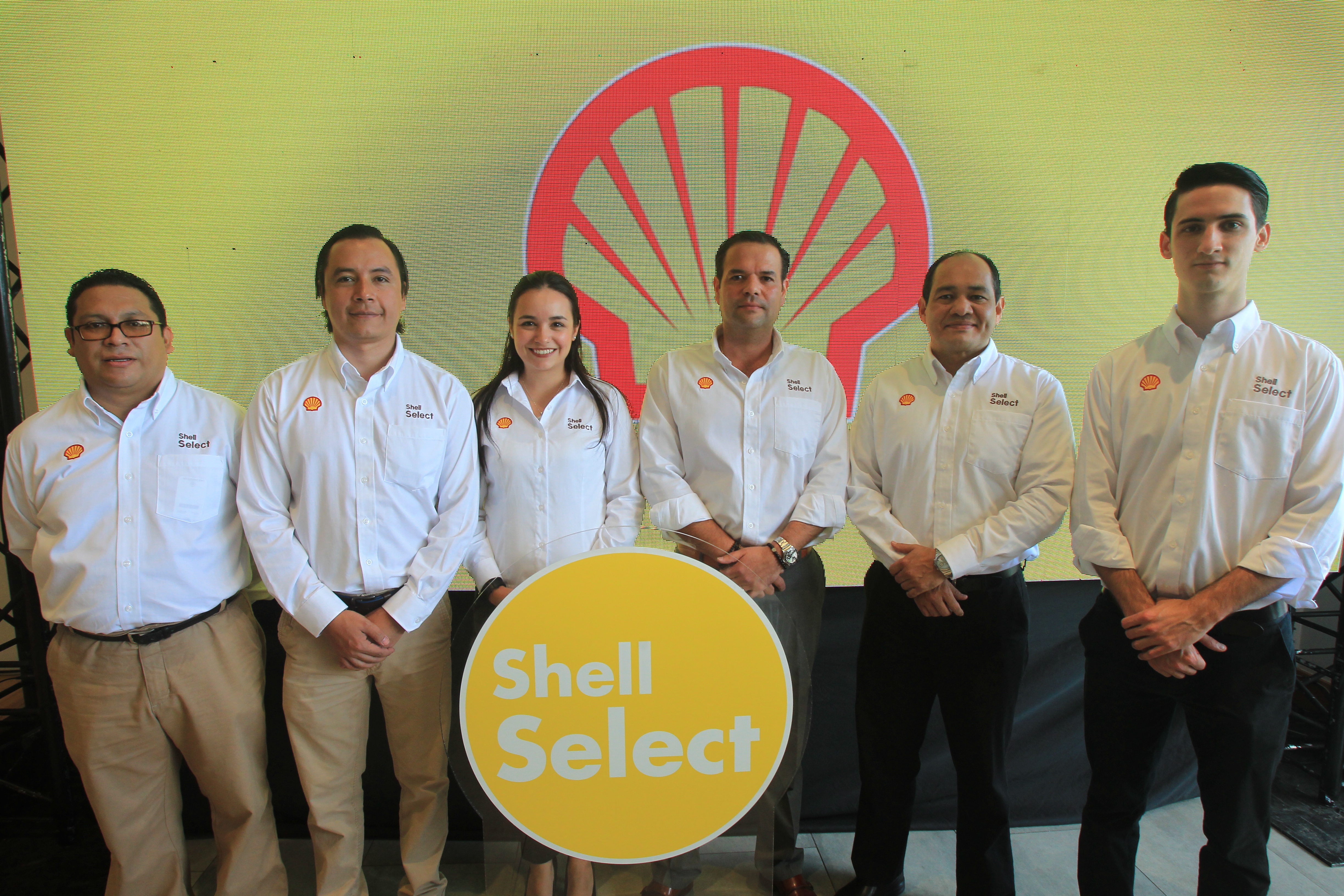Directivos de Shell Select presentaron el nuevo concepto de las tiendas conveniencia. Foto Prensa Libre: Norvin Mendoza