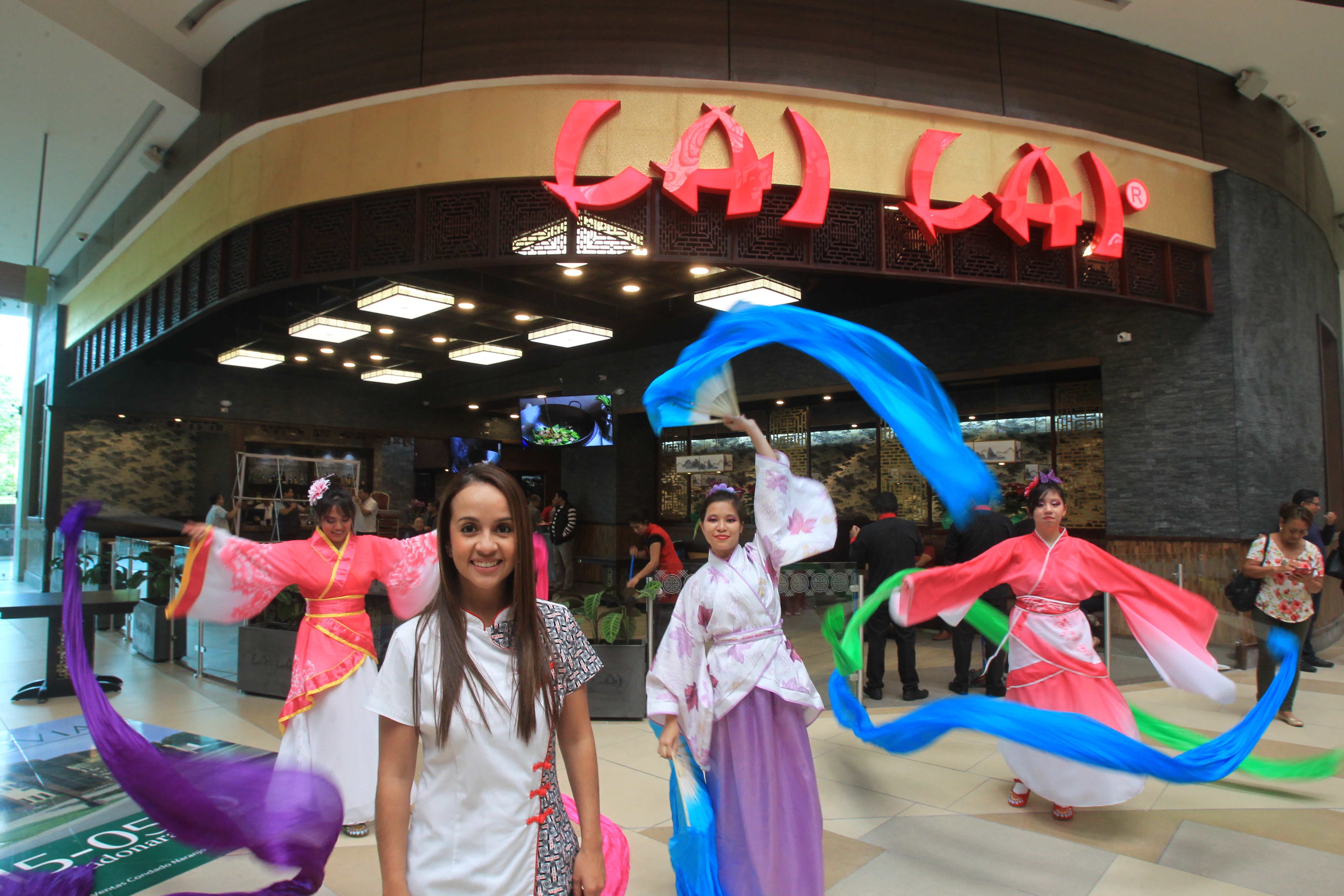 Carola Galicia, gerente de mercadeo de Lai Lai, en la inauguración del restaurante en Naranjo Mall. (Foto Prensa Libre: Norvin Mendoza)
