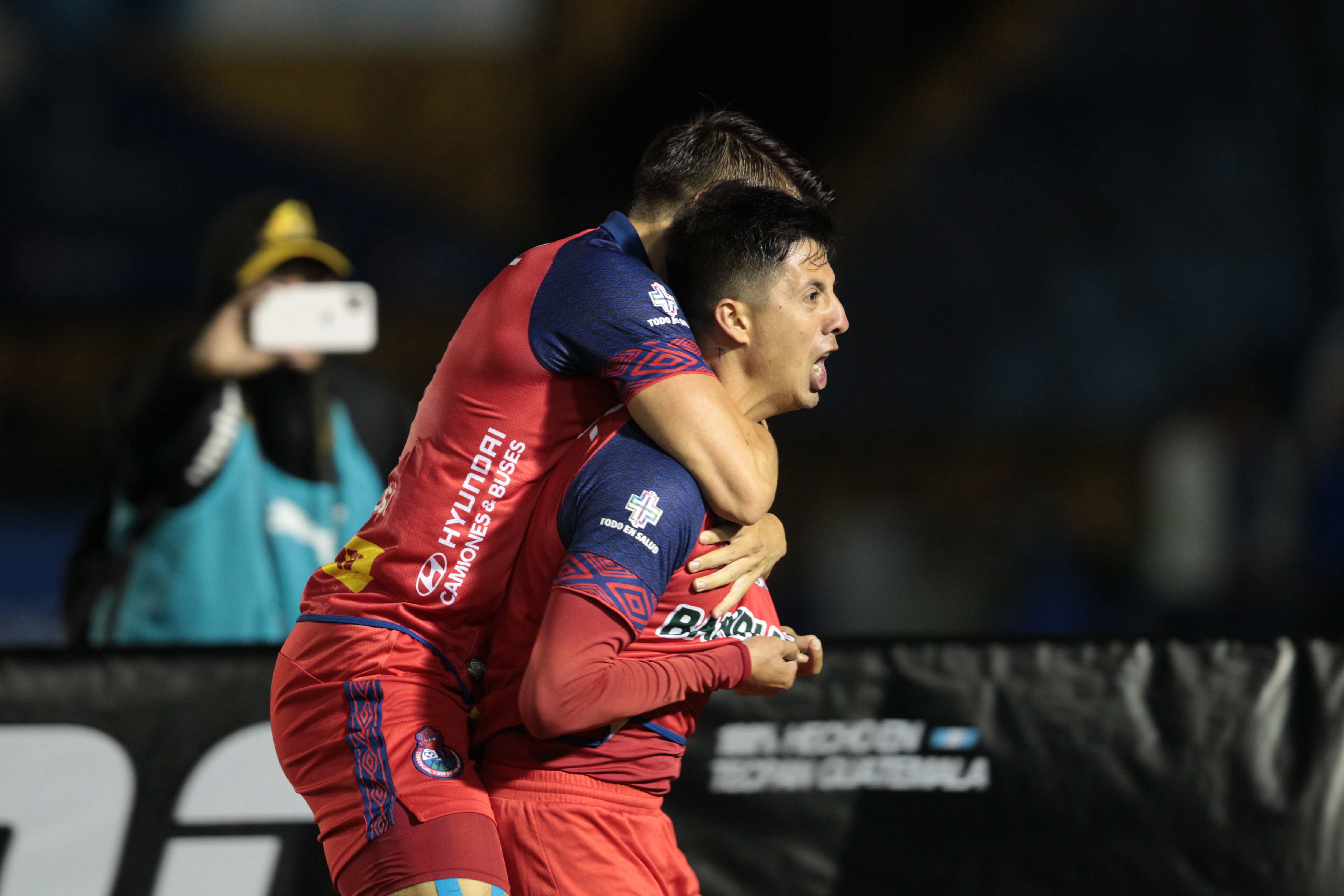 Alejandro 'Gambeta' Díaz celebra el gol que hizo en el Clásico 309. (Foto Prensa Libre: Norvin Mendoza)