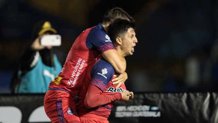 Alejandro 'Gambeta' Díaz celebra el gol que hizo en el Clásico 309. (Foto Prensa Libre: Norvin Mendoza)