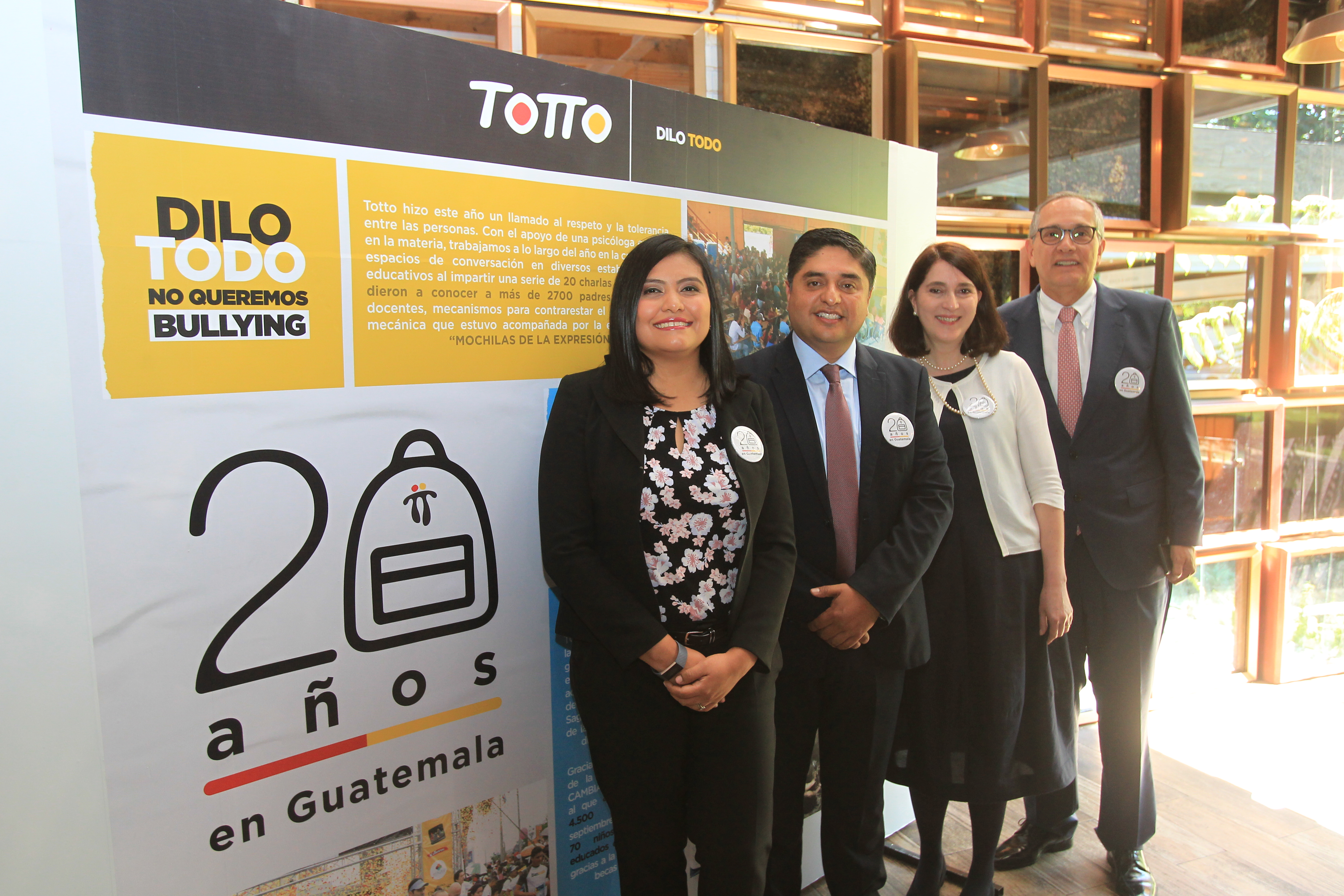 Representantes de Totto en Guatemala en la celebración de dos décadas de funcionamiento en el país. (Foto Prensa Libre: Norvin Mendoza)