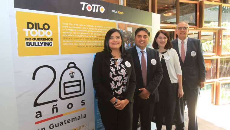 Representantes de Totto en Guatemala en la celebración de dos décadas de funcionamiento en el país. Foto Prensa Libre: Norvin Mendoza
