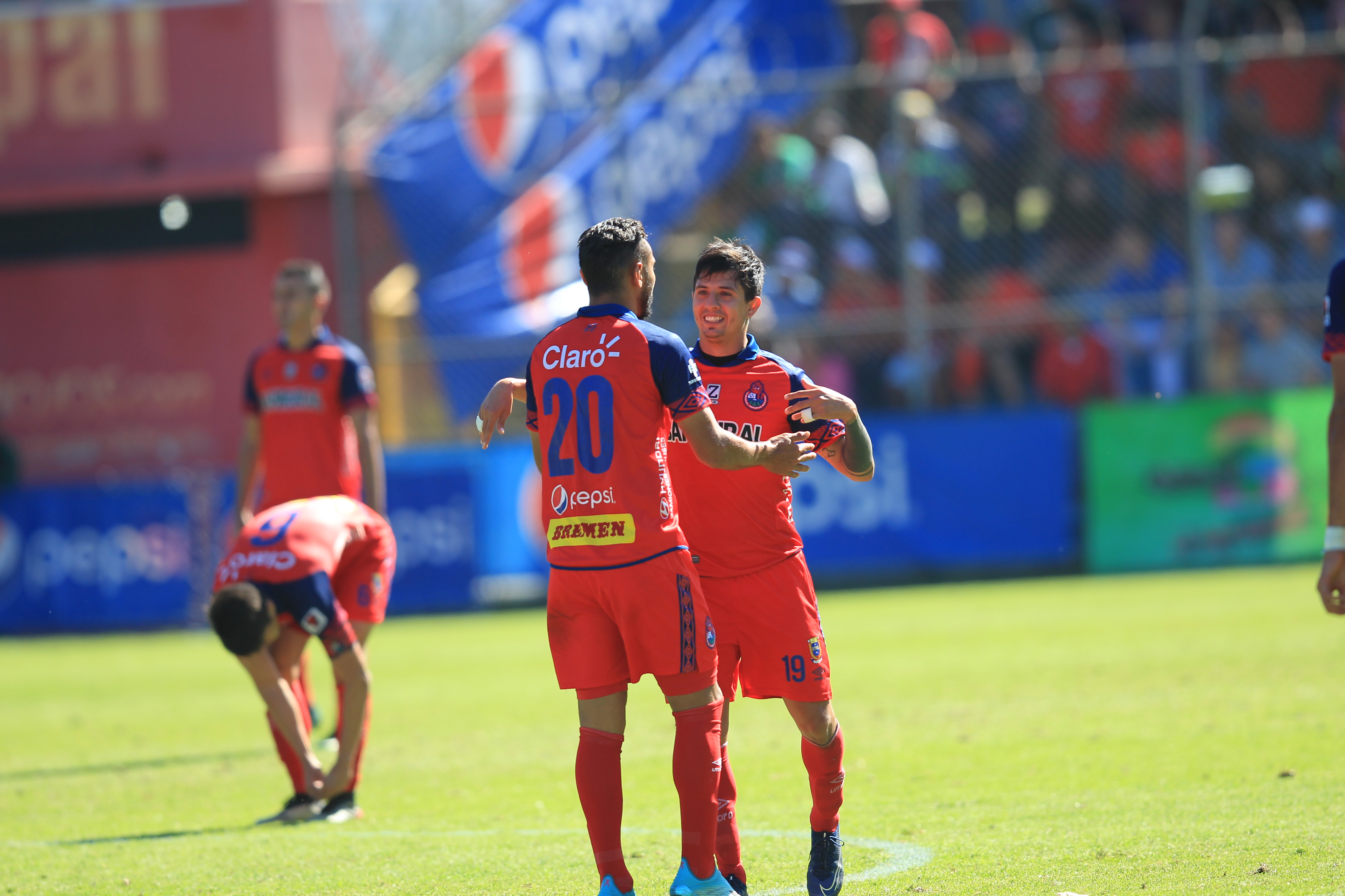 Alejandro Díaz celebra con Danilo Guerra después de anotar. (Foto Prensa Libre: Norvin Mendoza)