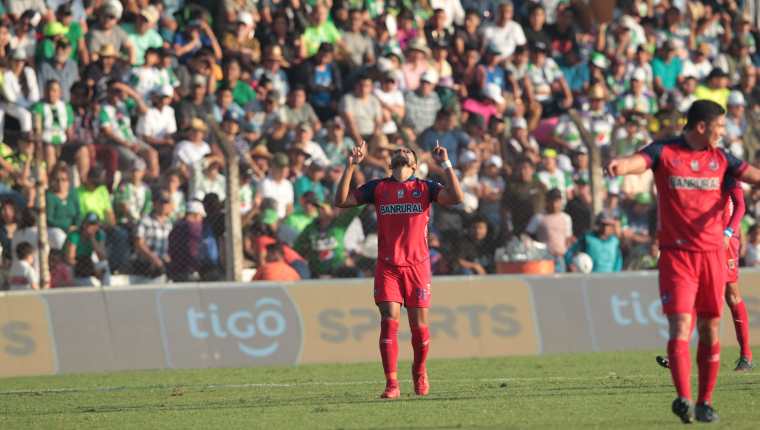 Rudy Barrientos celebra el gol que le dio el triunfo a Municipal en Antigua. (Foto Prensa Libre: Norvin Mendoza)