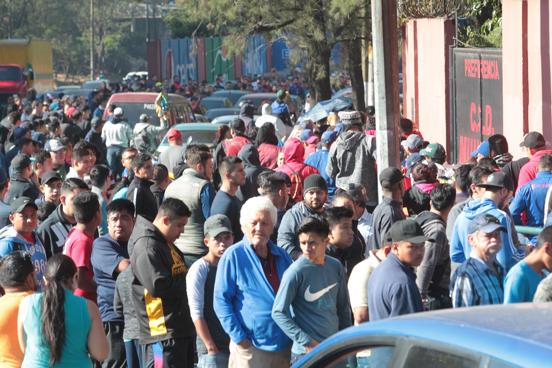 Largas colas de aficionados se observaron durante toda la mañana y parte de la tarde en el Manuel Felipe Carrera. (Foto Prensa Libre: Norvin Mendoza)
