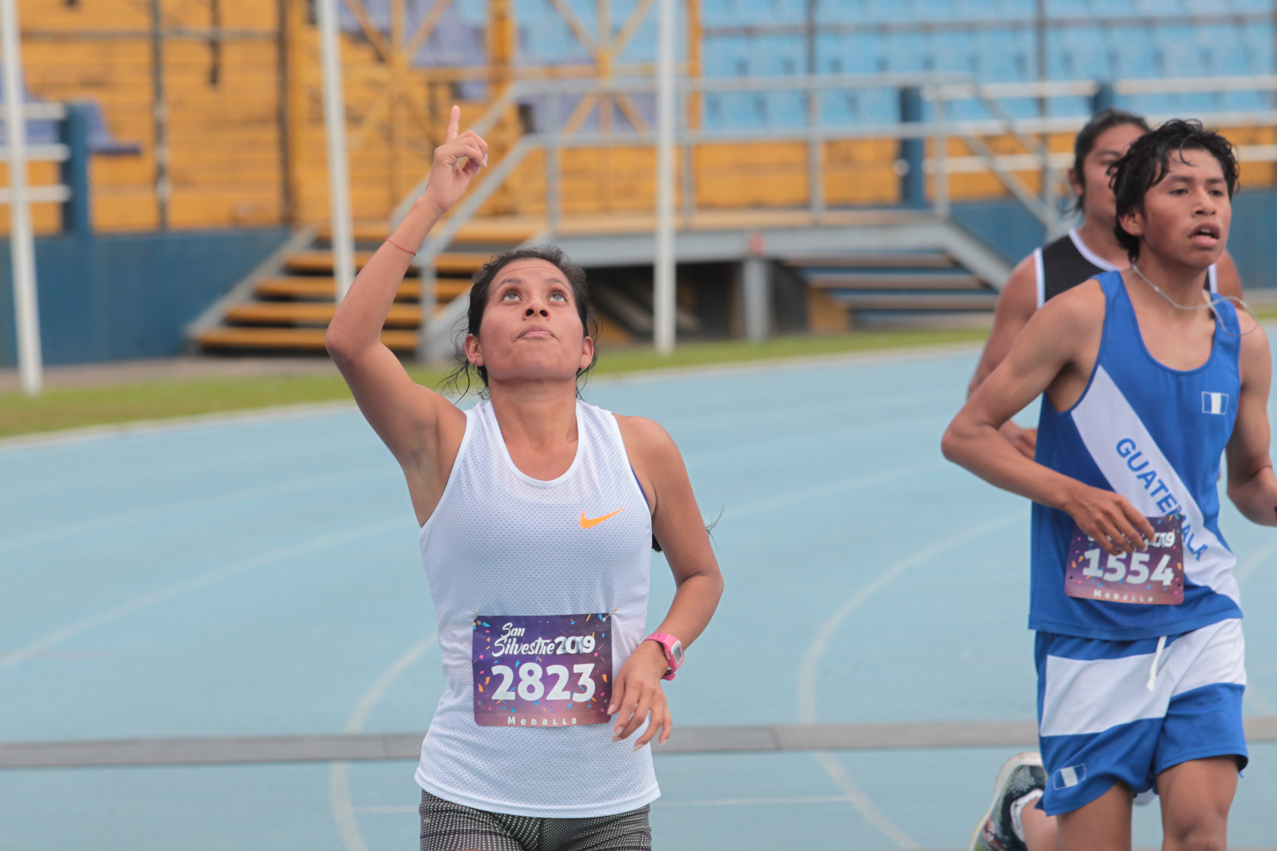 Merlin Chalí ingresa a la meta de la San Silvestre 2019. (Foto Prensa Libre: Norvin Mendoza)