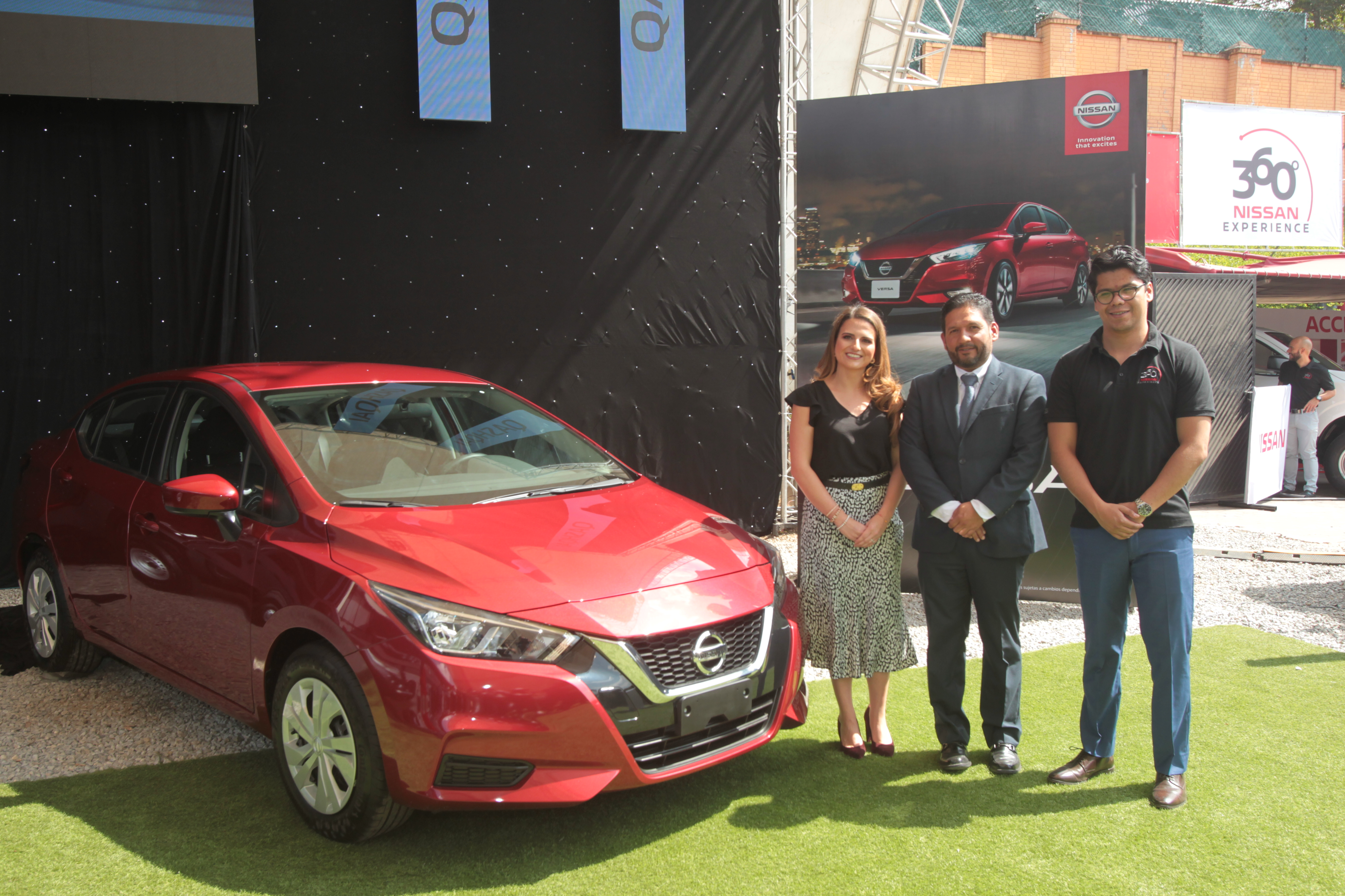 Representantes de Excel presentaron el nuevo Nissan Versa. Foto Prensa Libre: Norvin Mendoza