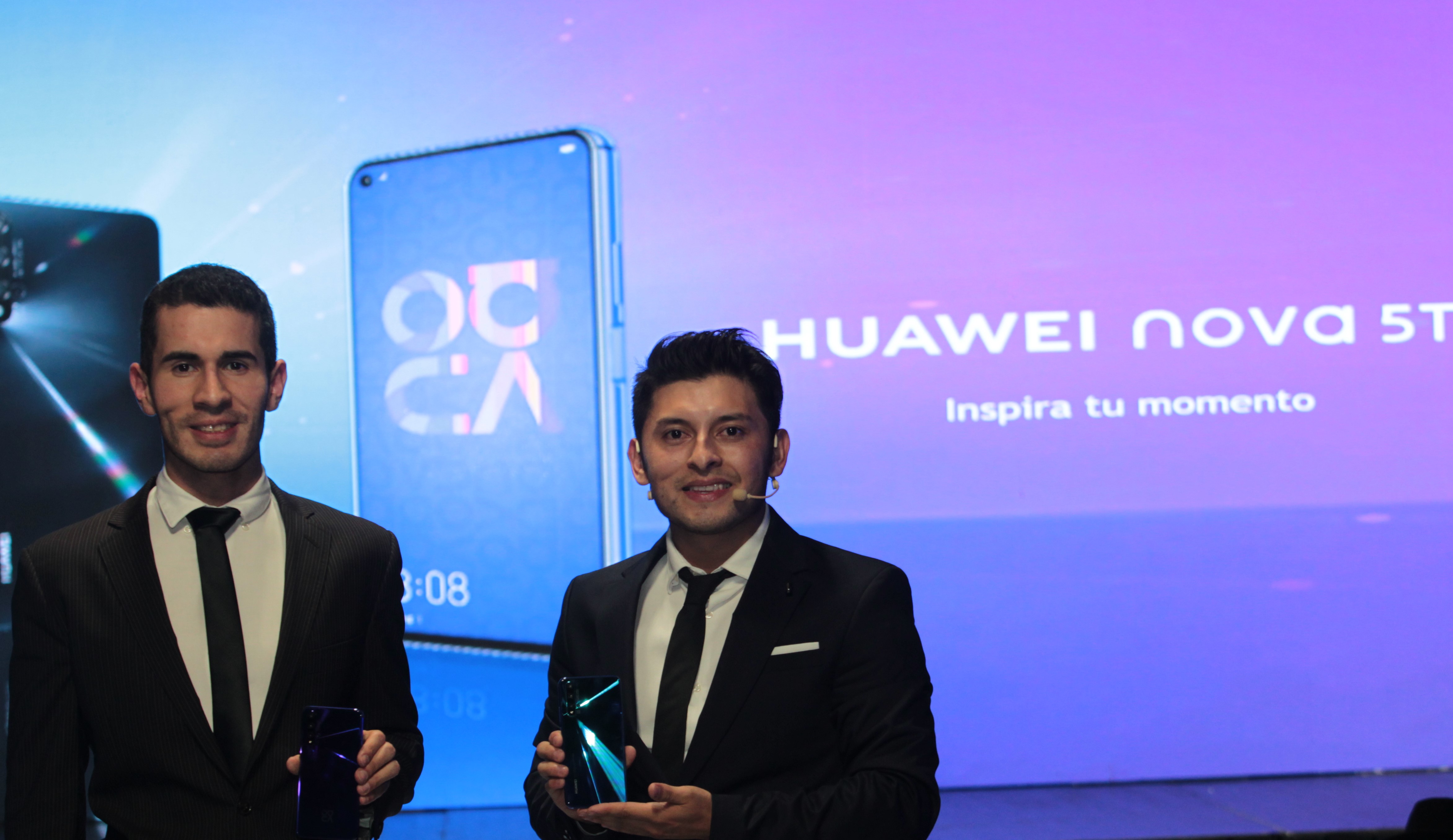 Representantes de Huawei Guatemala mostraron el nuevo Smartphone. (Foto Prensa Libre: Norvin Mendoza)
