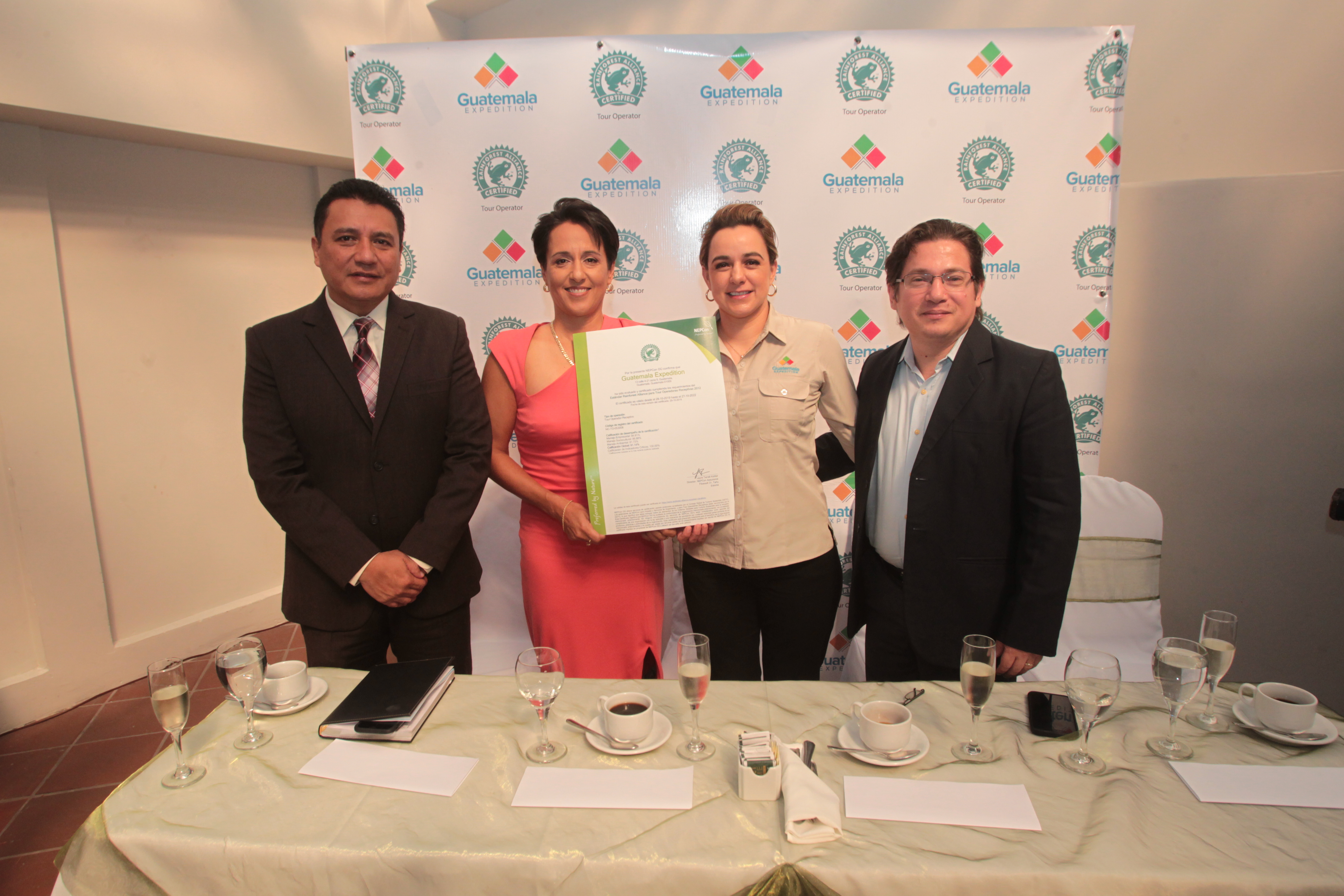 Las hermanas Guerra sostienen la certificación en compañía de representantes del Inguat y Rainforest. Foto Prensa Libre: Norvin Mendoza