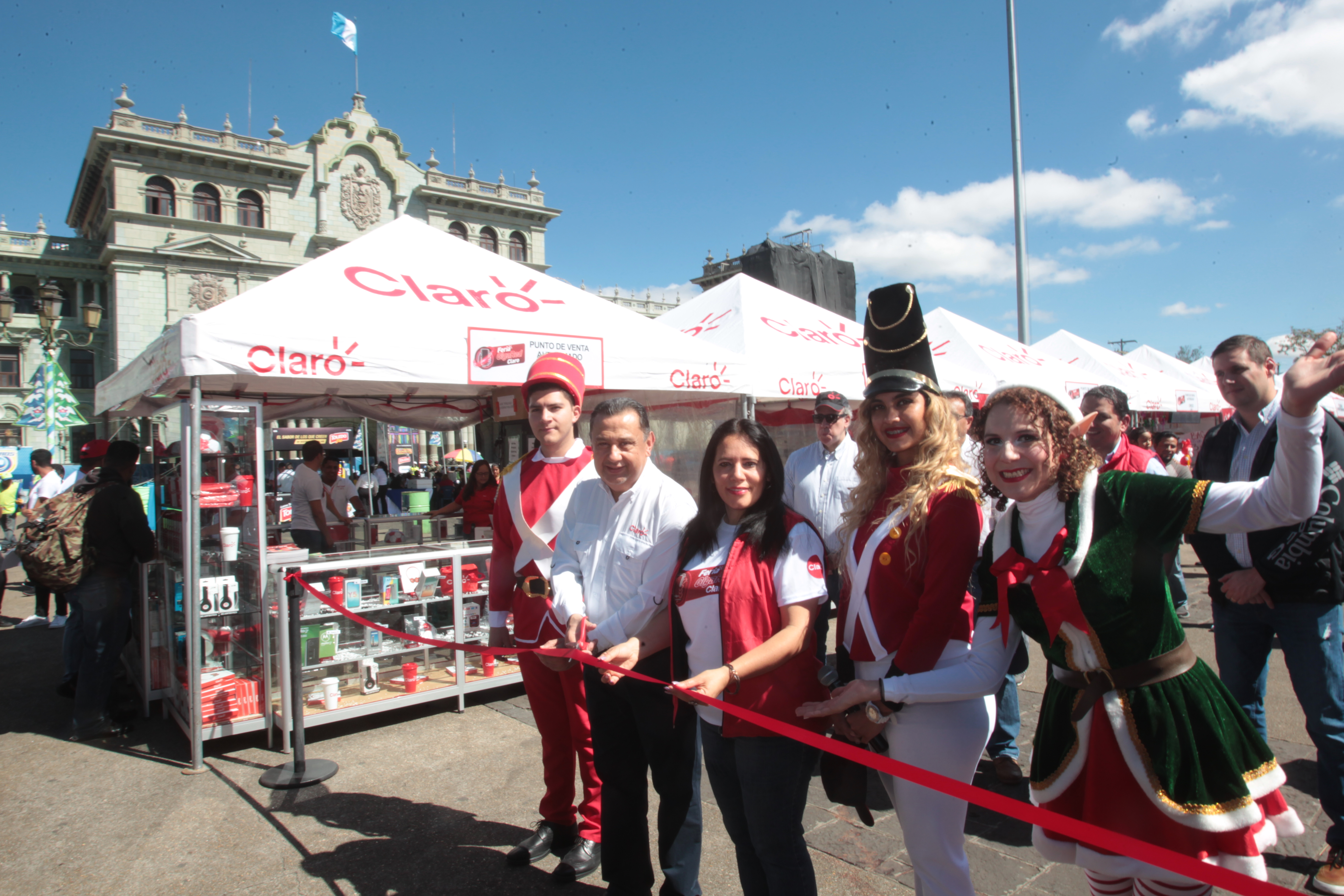 Por tres días la Plaza de la Constitución tendrá la Feria Gigared de Claro. (Foto Prensa Libre: Norvin Mendoza)