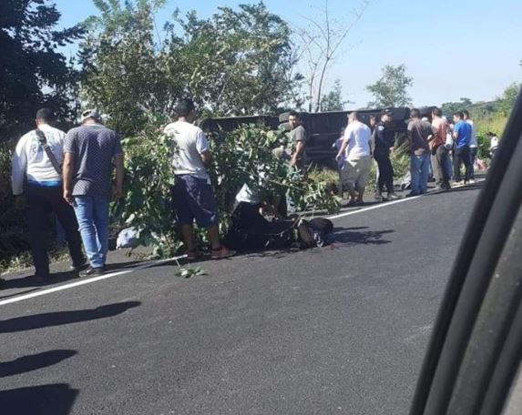 Accidente de bus en la ruta a Escuintla. (Foto Prensa Libre: Tomada de Multivisión Canal 3)
