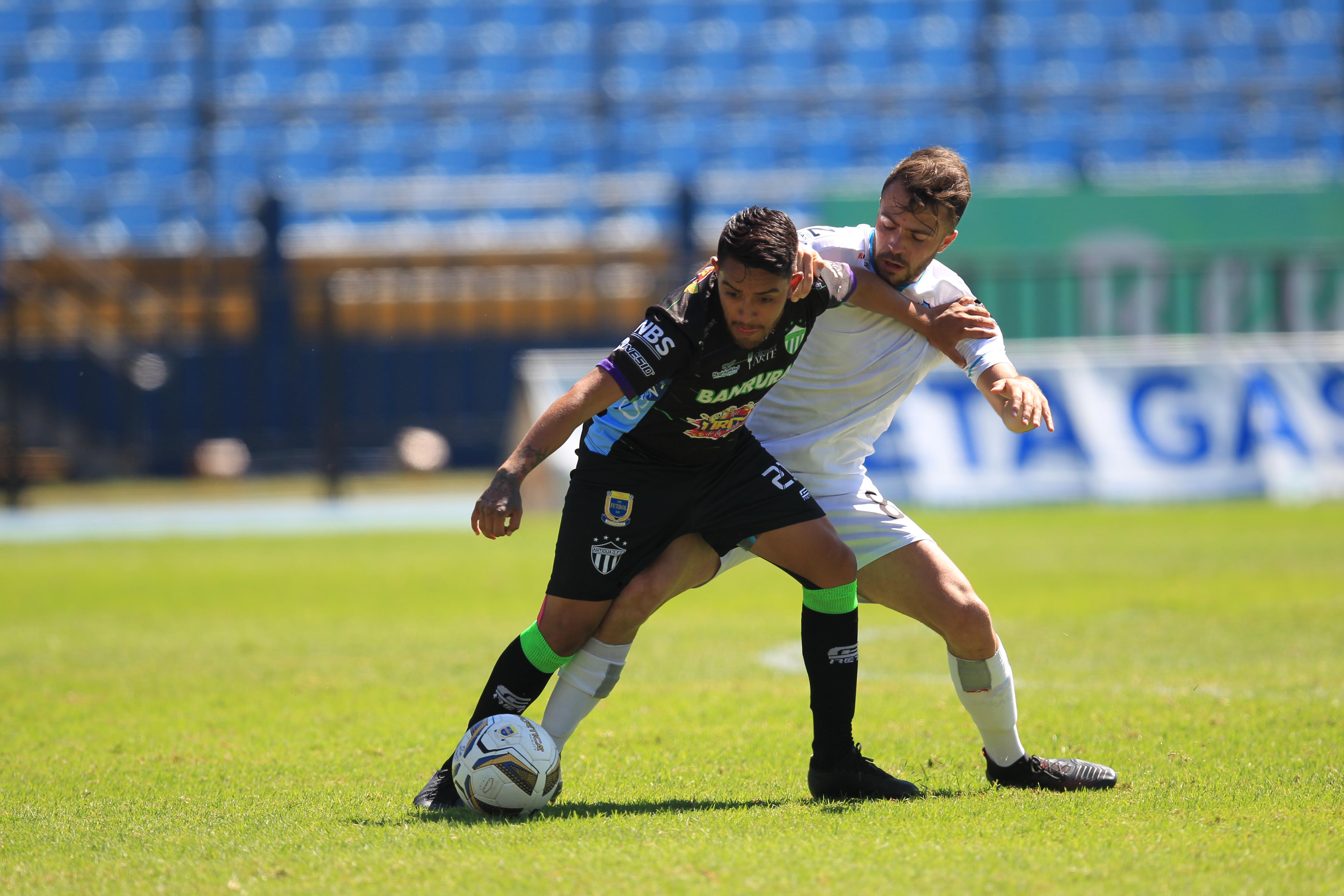Cremas y coloniales igualan en el marco de la fecha 20 del Apertura 2019. (Foto Prensa Libre: Norvin Mendoza)
