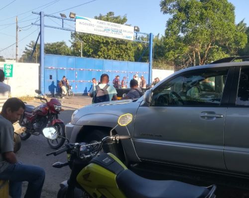 Aduana Tecún Umán II permanece cerrada por protesta de tramitadores. (Foto Prensa Libre: Whitmer Barrera). 

