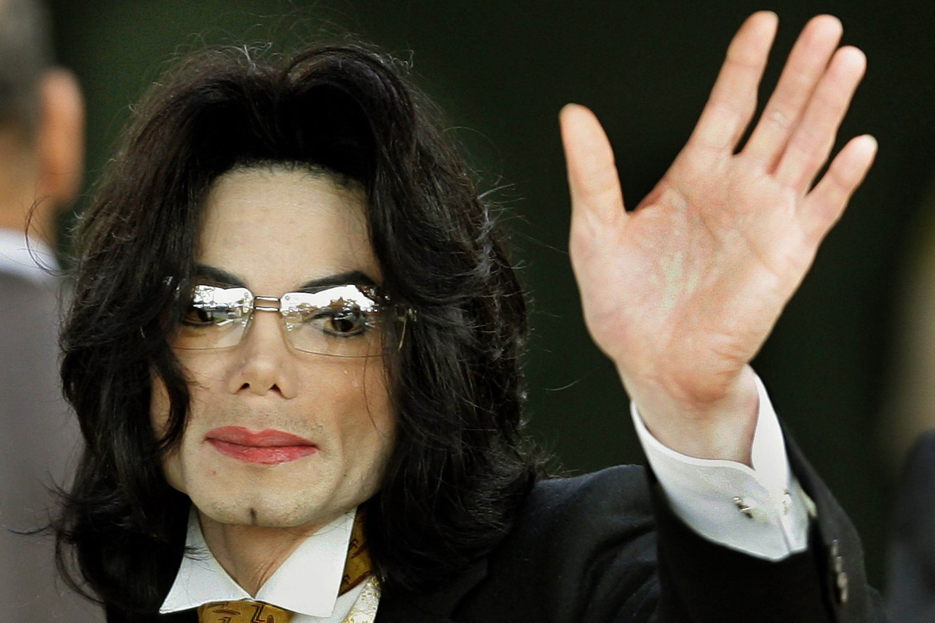  En esta foto de archivo tomada el 3 de junio de 2005, Michael Jackson saluda cuando llega al juzgado del condado de Santa Bárbara en Santa María, California. (Foto Prensa Libre: AFP)