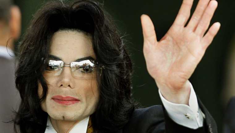  En esta foto de archivo tomada el 3 de junio de 2005, Michael Jackson saluda cuando llega al juzgado del condado de Santa Bárbara en Santa María, California. (Foto Prensa Libre: AFP)