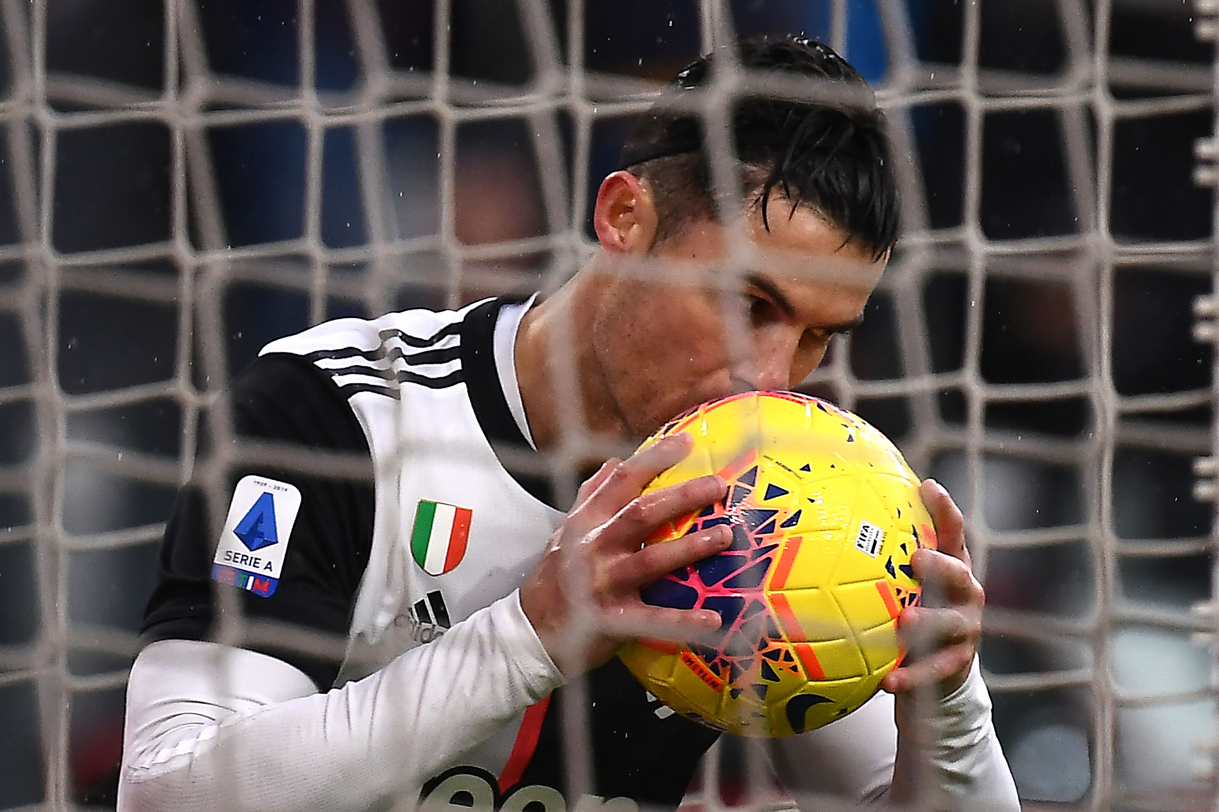 Cristiano Ronaldo besa el balón para celebrar un gol en la liga italiana. (Foto Prensa Libre: AFP)