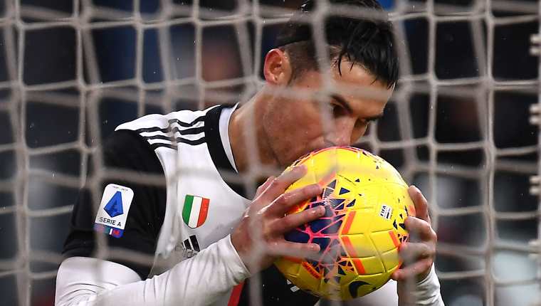 Cristiano Ronaldo besa el balón para celebrar un gol en la liga italiana. (Foto Prensa Libre: AFP)