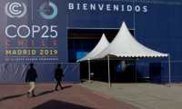 Visitors arrive at the UN Climate Change Conference COP25 at the 'IFEMA - Feria de Madrid' exhibition centre, in Madrid, on December 3, 2019. - Spain's Socialist government offered to host this year's UN climate conference, known as COP25, from December 2 to December 13, 2019, after the event's original host Chile withdrew last month due to deadly riots over economic inequality. (Photo by CRISTINA QUICLER / AFP)