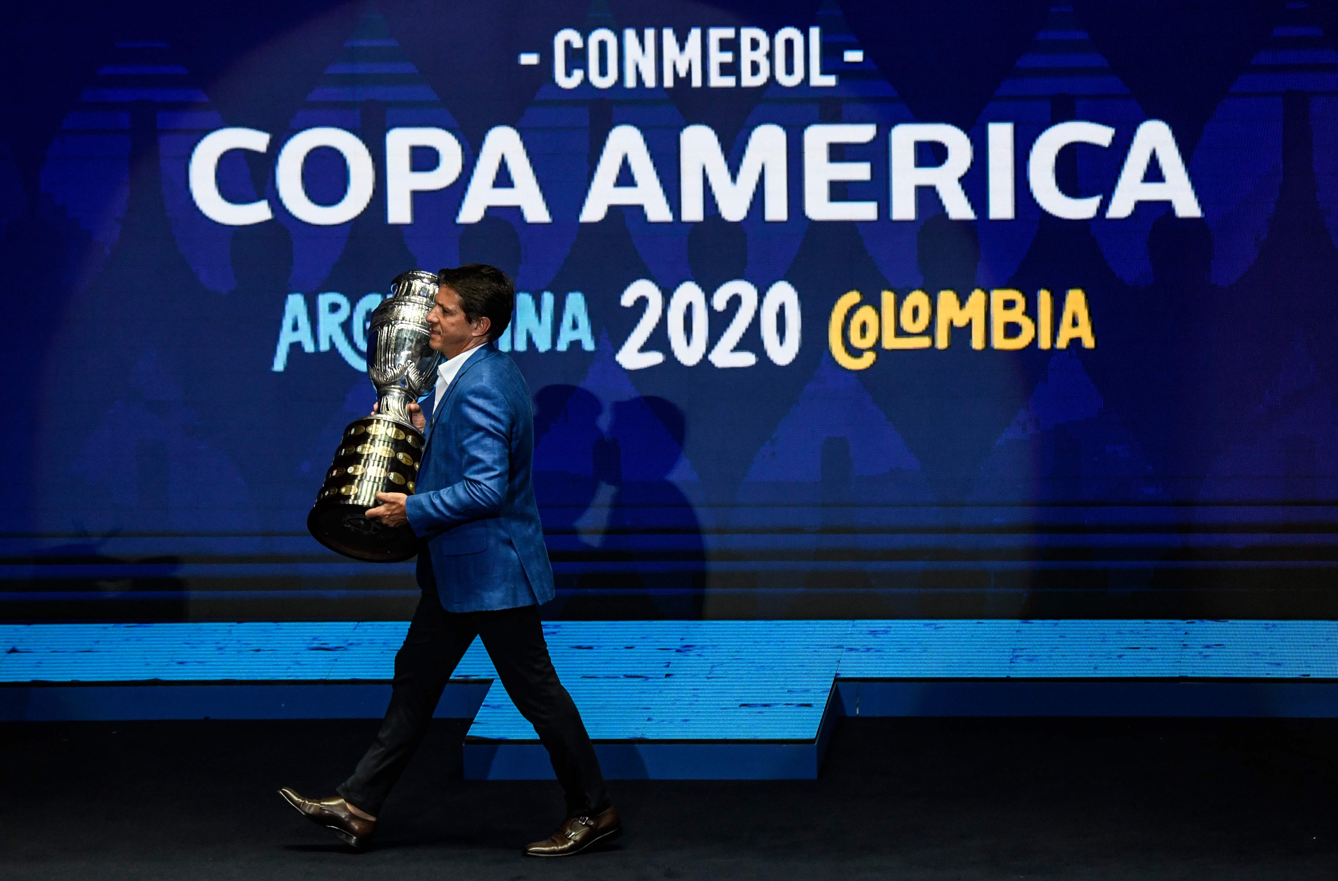 Juninho Paulista presenta la Copa América para el certamen 2020 con Argentina y Colombia como sedes. (Foto Prensa Libre: AFP)