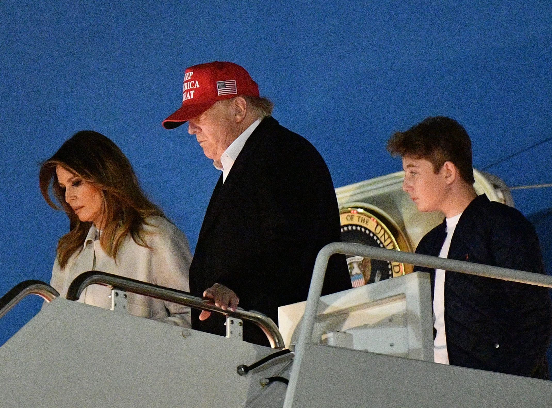 Donald Trump, la primera dama Melania Trump y su hijo Barron bajan del Air Force One a su llegada a la Base Andrews de la Fuerza Aérea, Maryland. (Foto Prensa Libre: EFE)