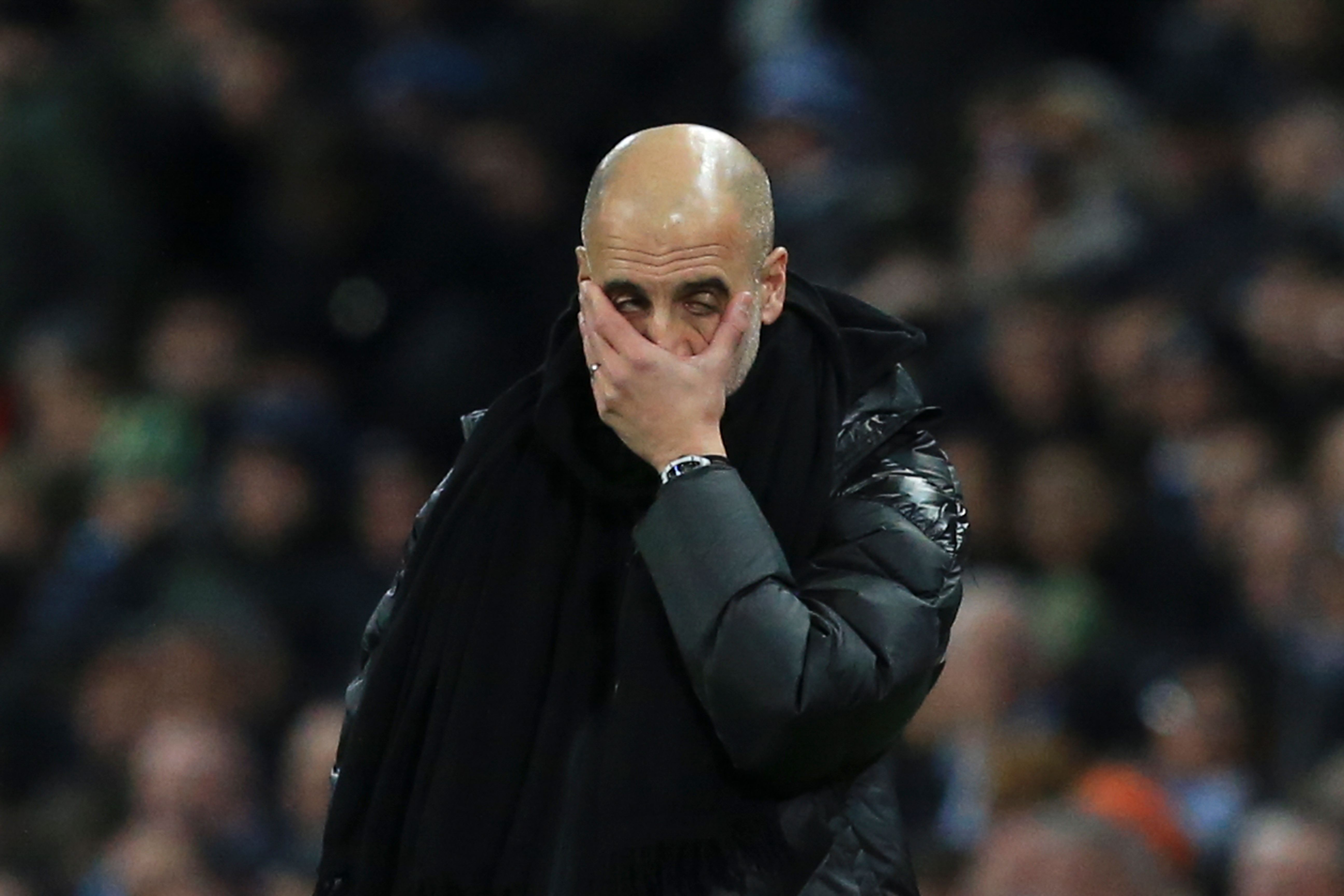 El entrenador Pep Guardiola lamenta la situación del City en la Premier. (Foto Prensa Libre: AFP)