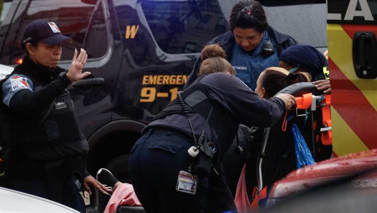 Una mujer herida en el ataque armado recibe atención médica. (Foto Prensa Libre: AFP).