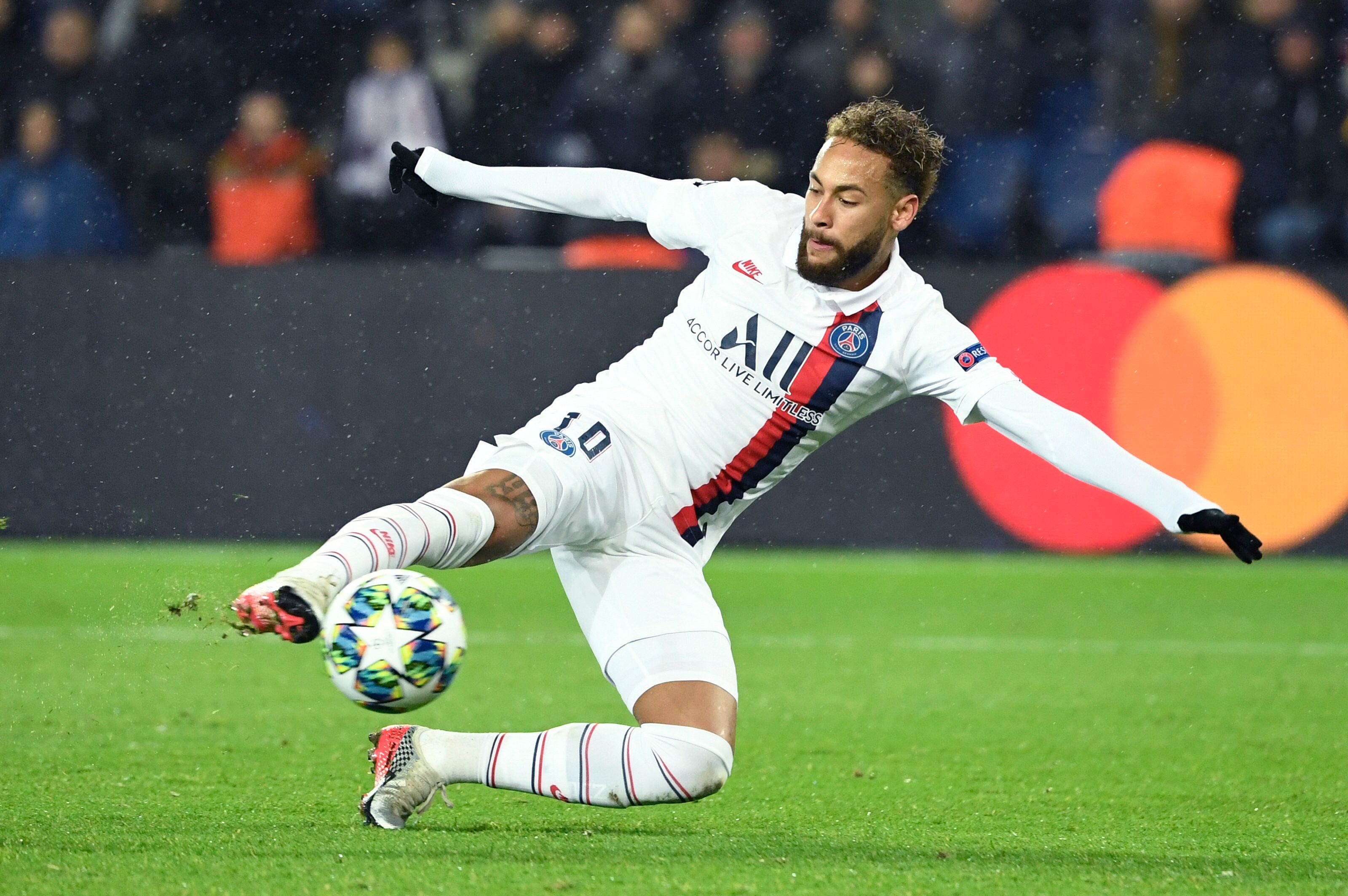 El astro del futbol Neymar reclama al club azulgrana. (Foto Prensa Libre: AFP)
