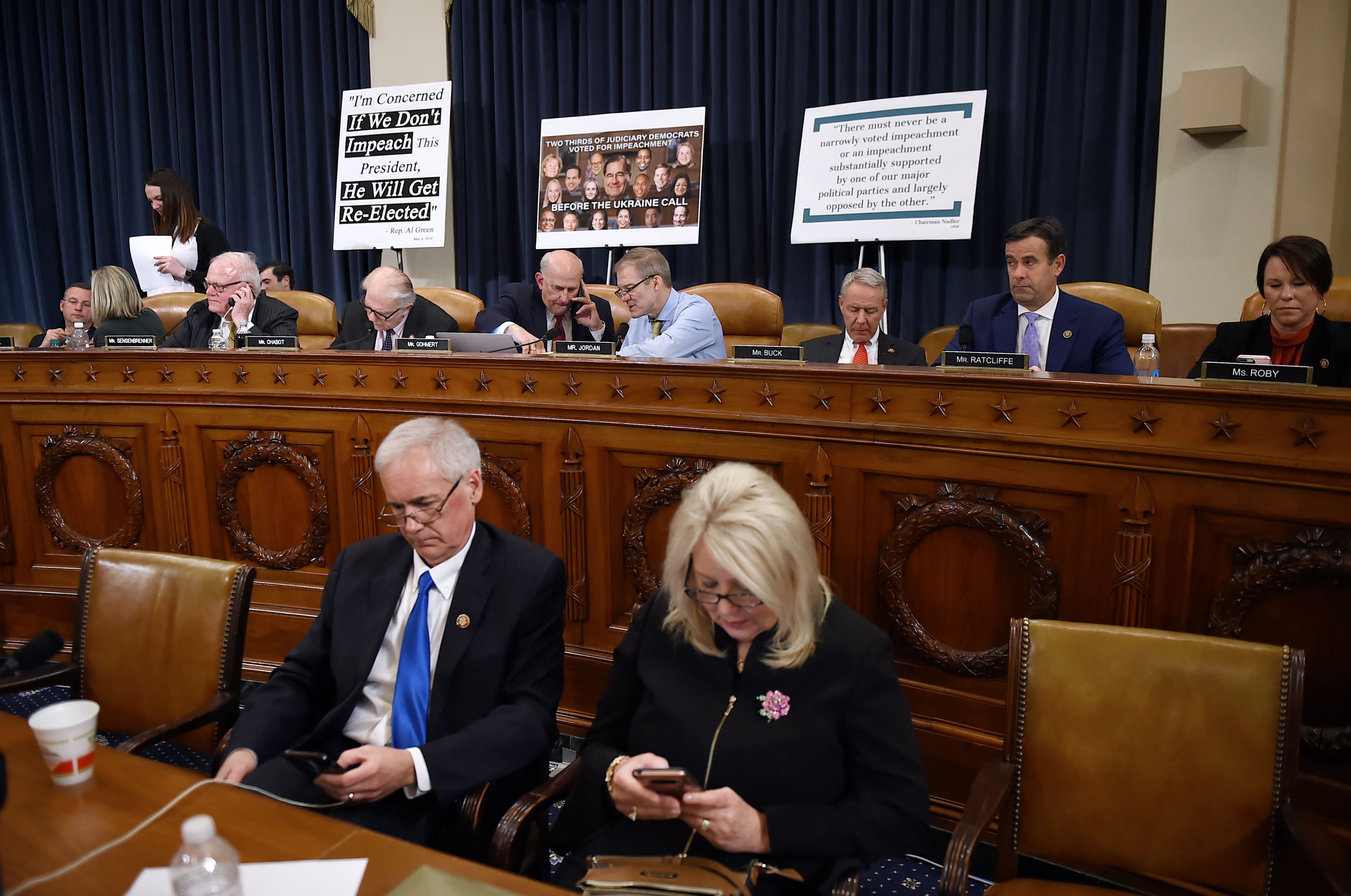 Los miembros del Comité Judicial votaron a favor de los dos cargos contra el presidente Donald Trump. (Foto Prensa Libre: AFP)