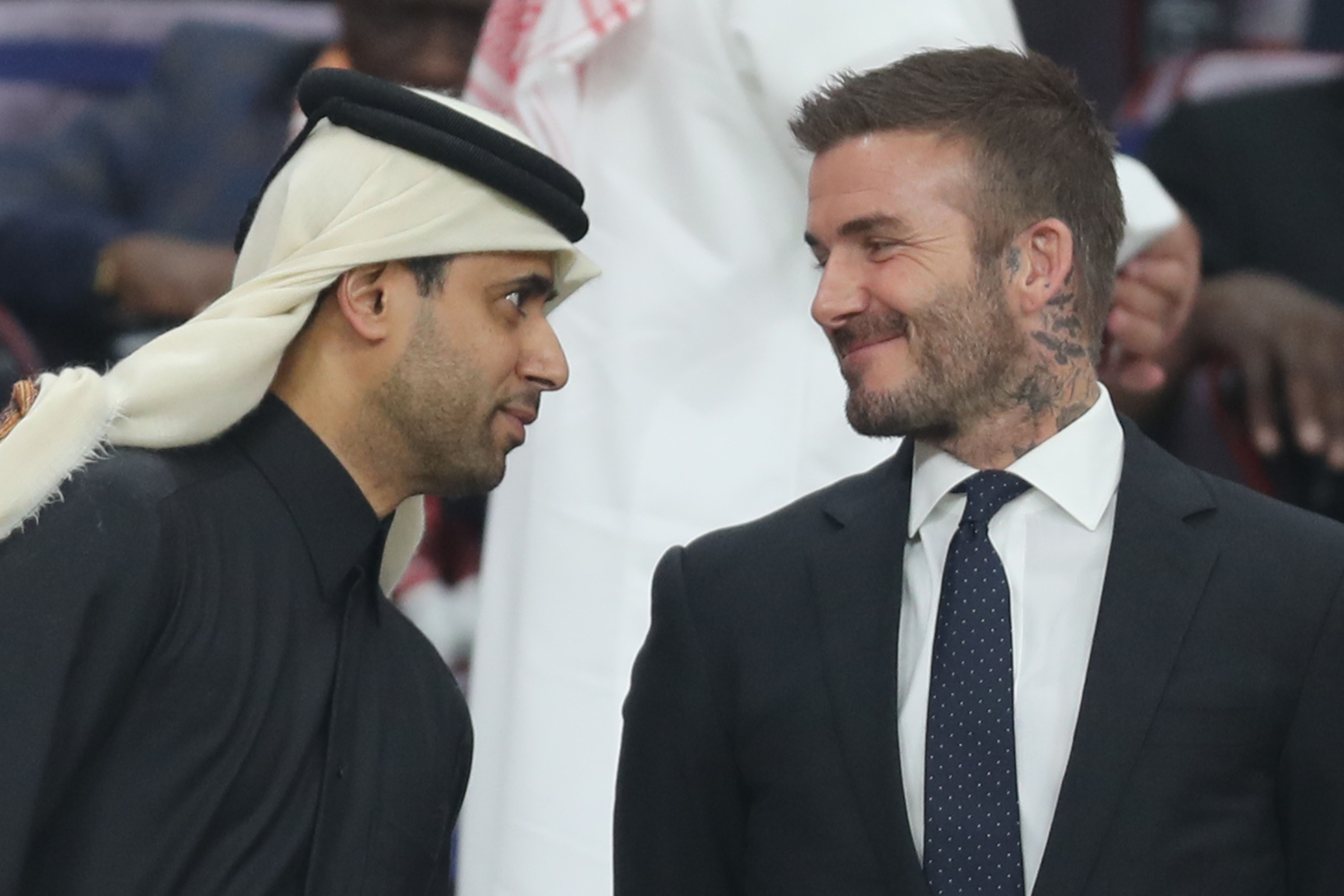 David Beckham (derecha) dialoga con Nasser al-Khelaifi. (Foto Prensa Libre: AFP )