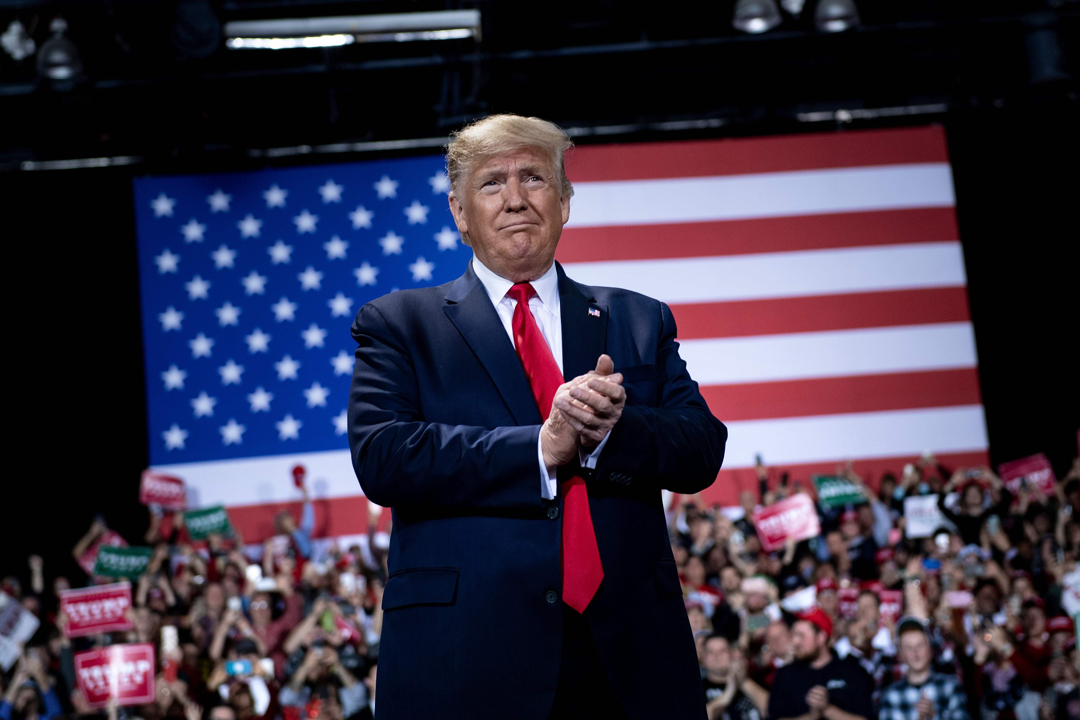 El presidente estadounidense, Donald J. Trump, se dirige a sus simpatizantes durante un mitín navideño en el estadio Kellogg Arena. (Foto Prensa Libre: AFP)