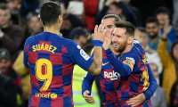 Lionel Messi celebra junto Suárez y Griezmann al anotar en el partido contra el Deportivo Alaves. (Foto Prensa Libre: AFP).