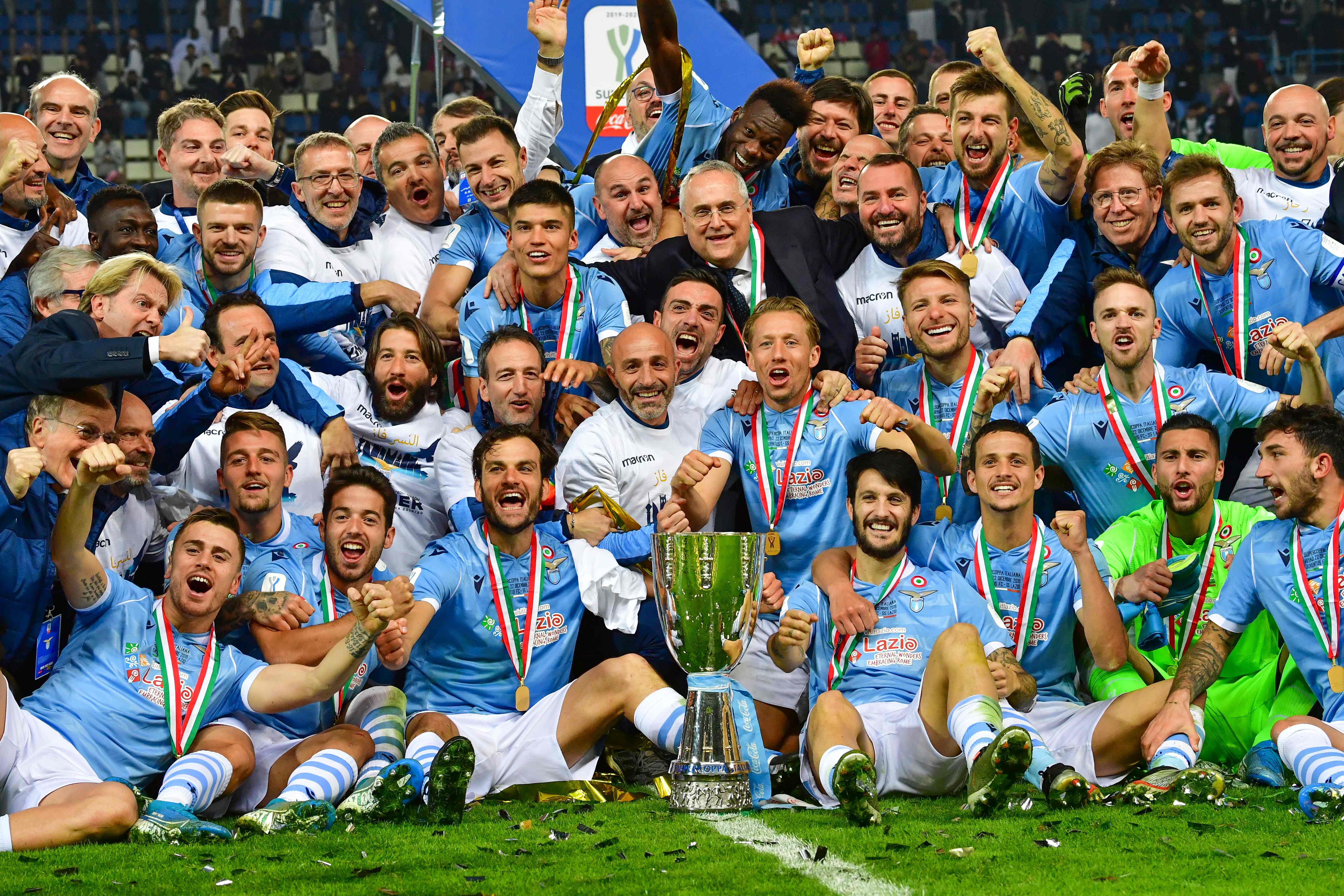 Los jugadores de la Lazio celebran con la copa de campeón de la  Supercopa Italiana al vencer en la final a la Juventus. (Foto Prensa Libre: EFE).