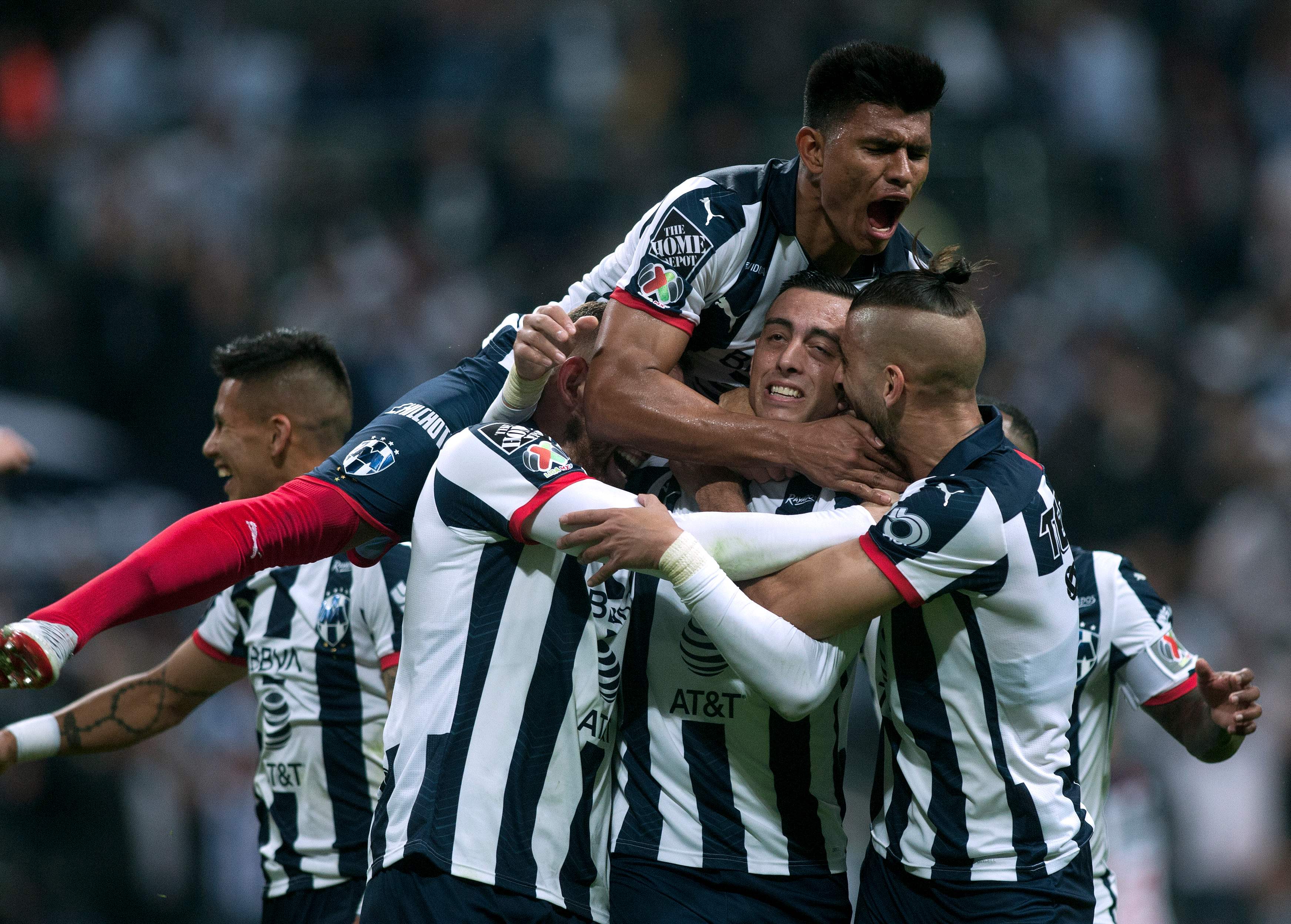 Rogelio Funes Mori (C) celebra con sus compañeros el triunfo de Monterrey. (Foto Prensa Libre: AFP)