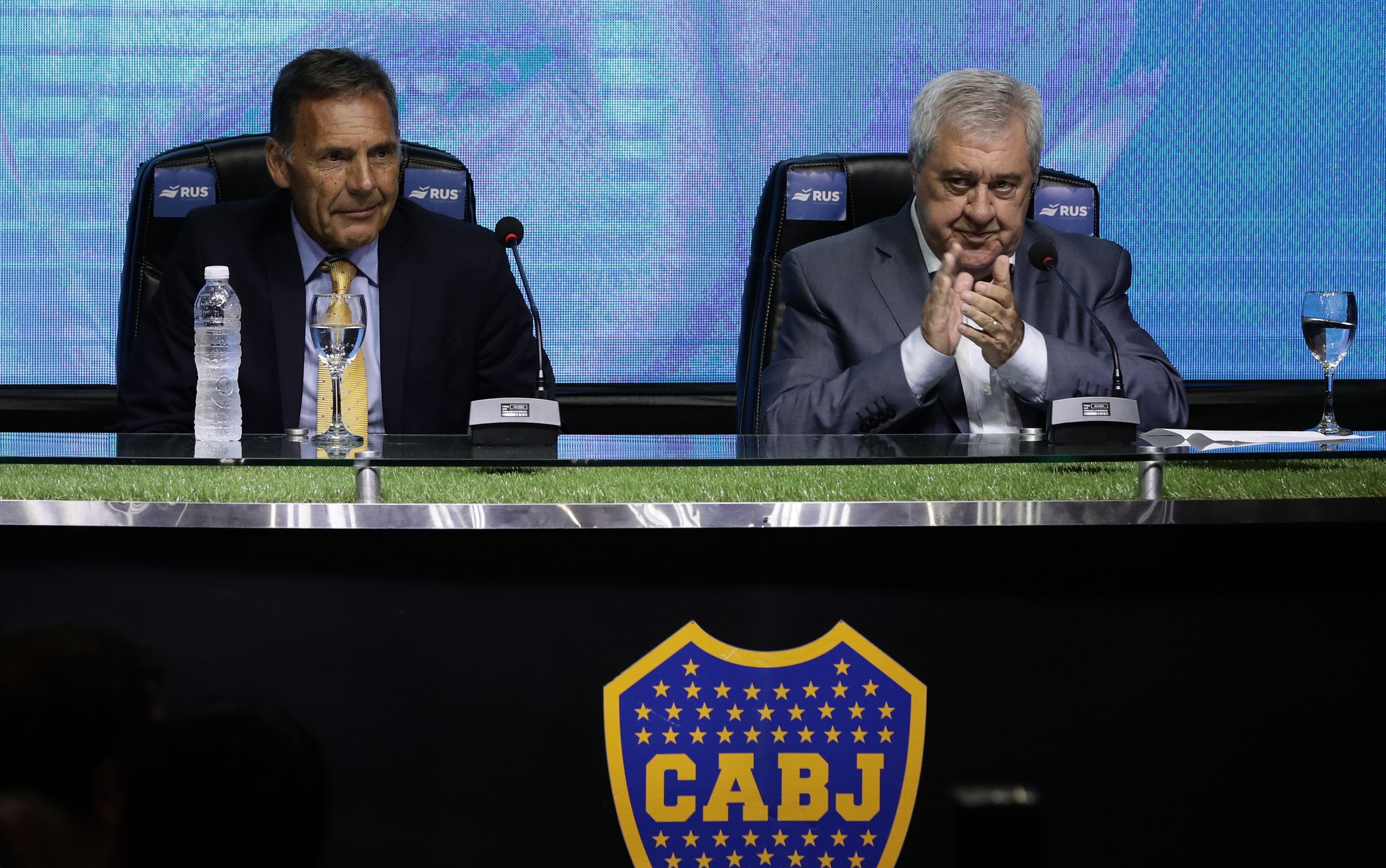 El presidente Jorge Amor Ameal (D) aplaude la presentación de  Miguel Angel Russo como entrenador del Boca Juniors. (Foto Prensa Libre: AFP)