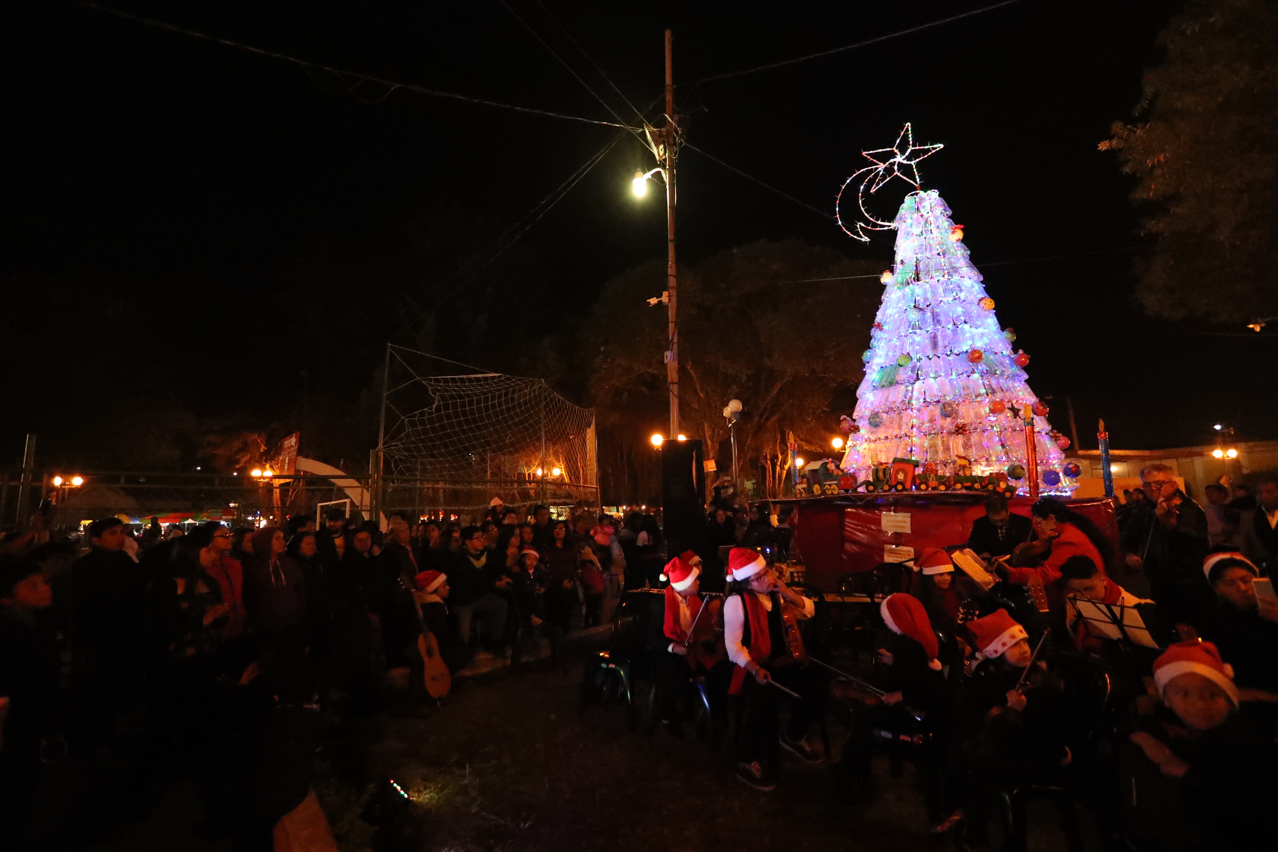Decenas de vecinos se reunieron en el parque El Calvario para presenciar el encendido del árbol navideño que hicieron los pobladores. (Foto Prensa Libre: María Longo) 